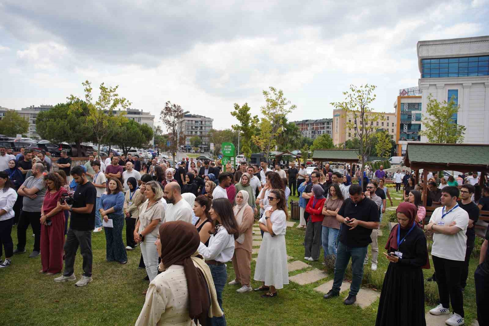 TUZLA BELEDİYESİ TARAFINDAN 17 AĞUSTOS 1999 MARMARA DEPREMİ’NİN YIL DÖNÜMÜNDE OLASI AFETLERE KARŞI HAZIRLIK SEVİYESİNİ GÜÇLENDİRMEK AMACIYLA TATBİKAT GERÇEKLEŞTİRİLDİ. BELEDİYE ANA HİZMET BİNASINDA DÜZENLENEN TATBİKATTA SİRENLERİN ÇALMASIYLA BİRLİKTE ÇALIŞANLAR "ÇÖK-KAPAN-TUTUN" POZİSYONU ALDI.