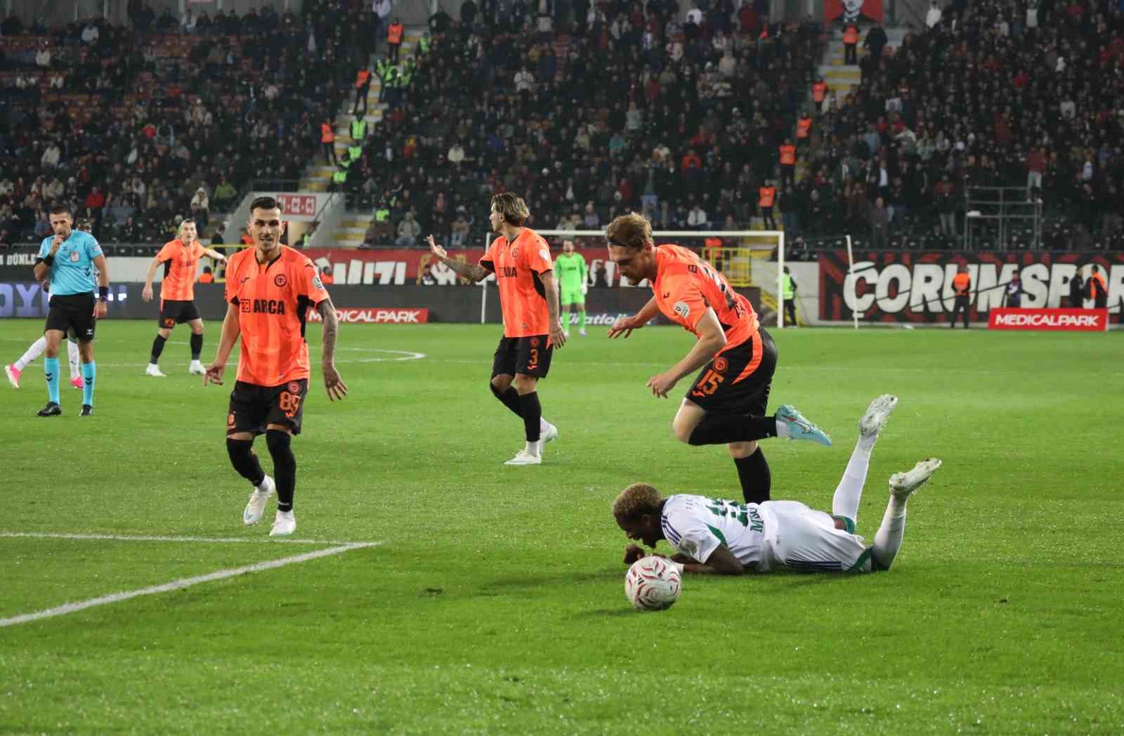 ÇORUM FK, TRENDYOL SÜPER LİG’İN 8. HAFTASINDA ÇAYKUR RİZESPOR’U KONUK EDİYOR. MÜSABAKANIN İLK YARISI 1-1'LİK BERABERLİKLE TAMAMLANDI.