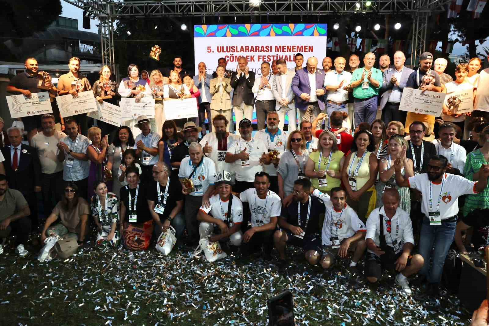 MENEMEN İLÇESİNDE 45 ÜLKEDEN KATILIMCIYLA GERÇEKLEŞTİRİLEN 5'İNCİ ULUSLARARASI ÇÖMLEK FESTİVALİNDE, ÇÖMLEK YARIŞMALARINDA DERECEYE GİRENLER ÖDÜLLENDİRİLDİ.