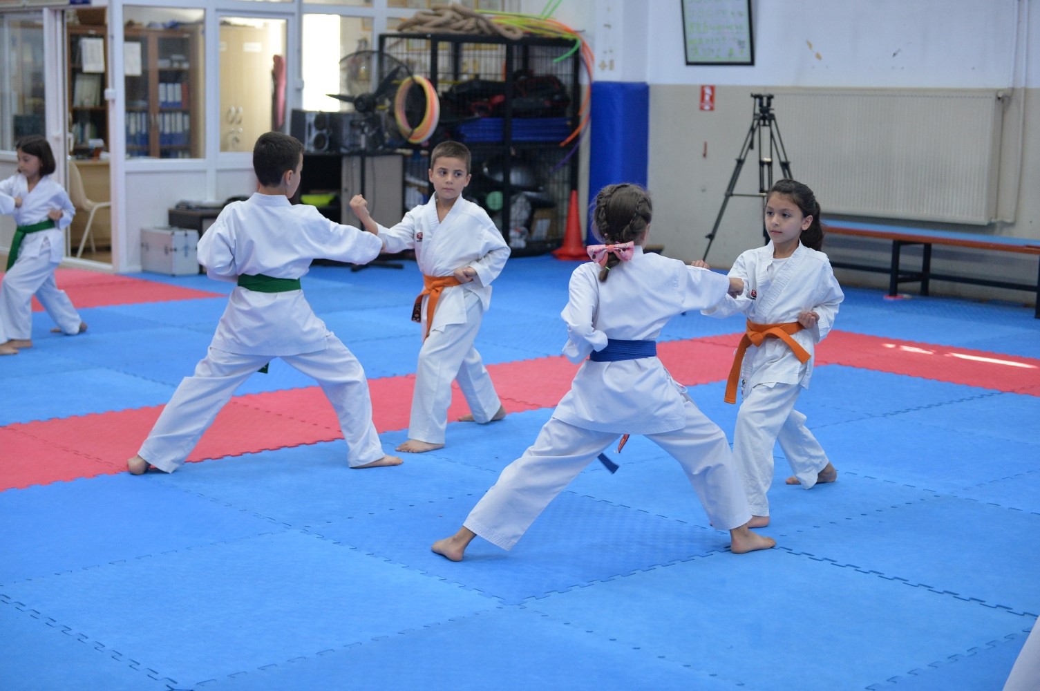 BURSA BÜYÜKŞEHİR BELEDİYESİ TARAFINDAN DÜZENLENEN KIŞ SPOR OKULLARI’NDA YENİ DÖNEM 3 EKİM CUMARTESİ GÜNÜ BAŞLIYOR. 4-16 YAŞ ARALIĞINDAKİ ÇOCUKLARI KAPSAYAN EĞİTİMLER, 12 FARKLI BRANŞTA GERÇEKLEŞTİRİLECEK.
