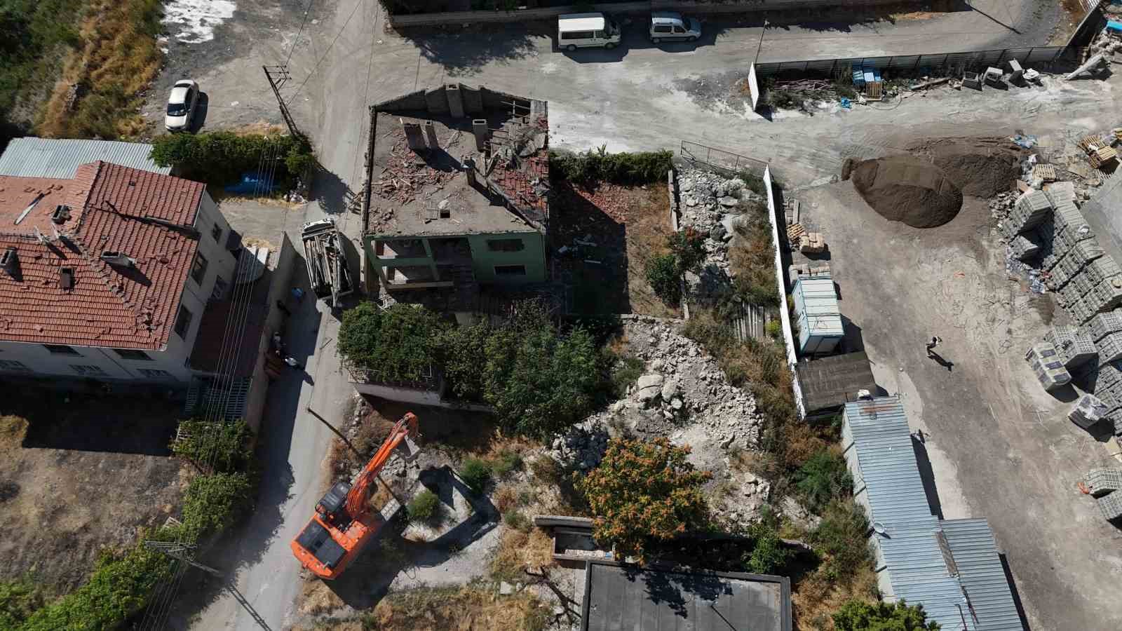 KAYSERİ BÜYÜKŞEHİR BELEDİYESİ’NİN KOCASİNAN İLÇESİ ALSANCAK MAHALLESİ’NDE HAYATA GEÇİRDİĞİ KENTSEL DÖNÜŞÜM PROJESİNDE ÇALIŞMALAR HIZ KESMEDEN SÜRÜYOR. 450 MİLYON TL YATIRIM BEDELİYLE YÜRÜTÜLEN PROJENİN BİRİNCİ ETABINDA İNŞAAT YÜZDE 60 SEVİYESİNE ULAŞIRKEN, İKİNCİ ETAPTA YIKIM ÇALIŞMALARINA VE UZLAŞMA GÖRÜŞMELERİNE BAŞLANDI.