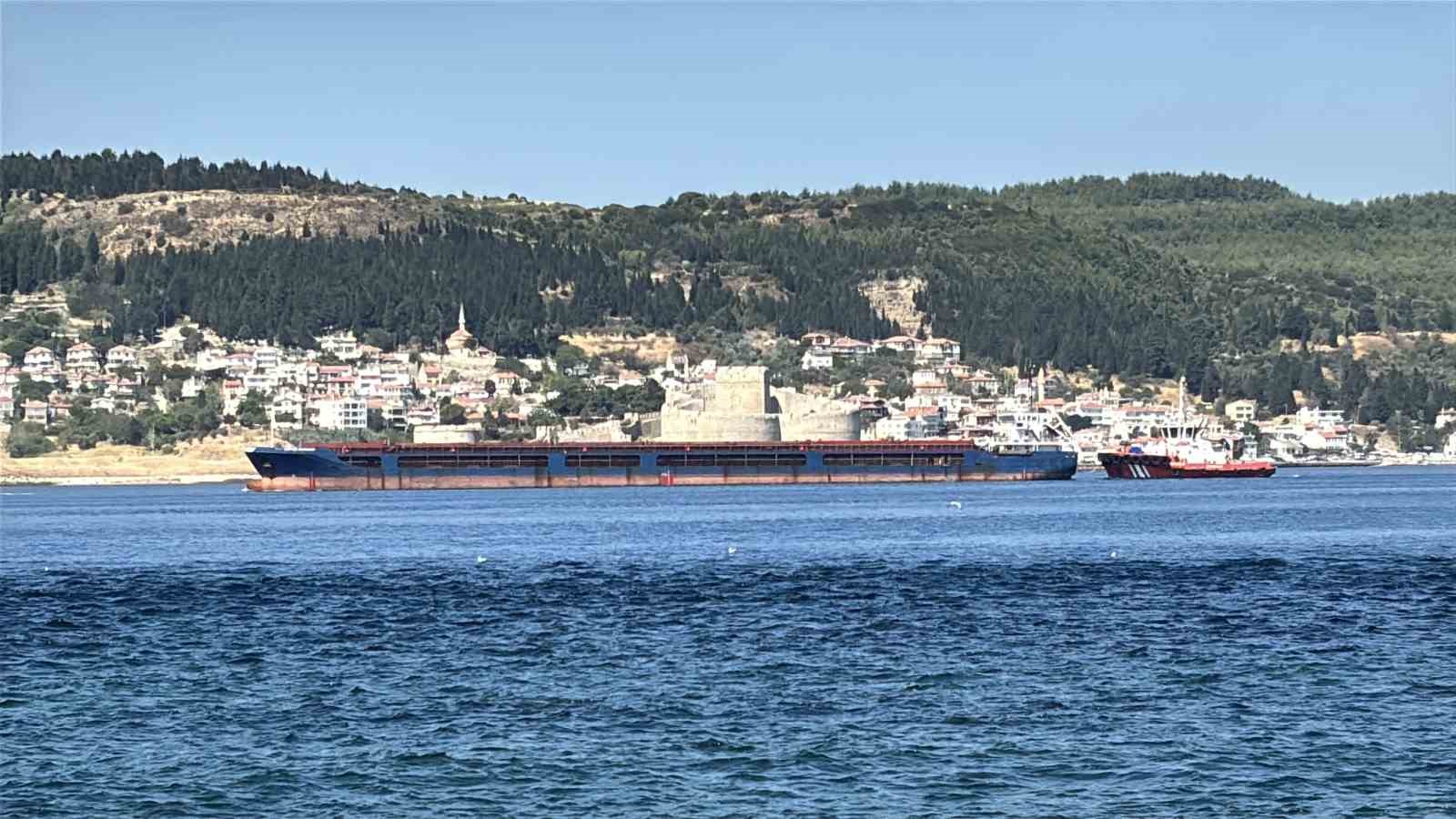 ÇANAKKALE BOĞAZI’NDAN GEÇEN 142 METRE BOYUNDAKİ ’KAPITAN SHYRIAGIN’ İSİMLİ GENEL KARGO GEMİSİ MAKİNE ARIZASI YAPTI. GEMİ KILAVUZ KAPTAN REFAKATİNDE RÖMORKÖR İLE YEDEKLENİP ÇEKİLEREK KARANLIK LİMAN'A DEMİRLETİLDİ.