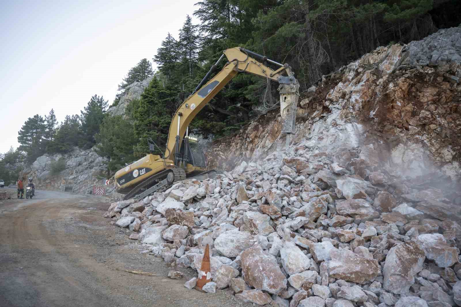 MERSİN BÜYÜKŞEHİR BELEDİYESİ TARAFINDAN BOZYAZI İLÇESİNDE DERBENT İLE USTALAR ARASINDAKİ 14 KİLOMETRELİK YOL, SATHİ KAPLAMA ASFALT ÇALIŞMASIYLA YENİLENEREK HİZMETE AÇILDI.