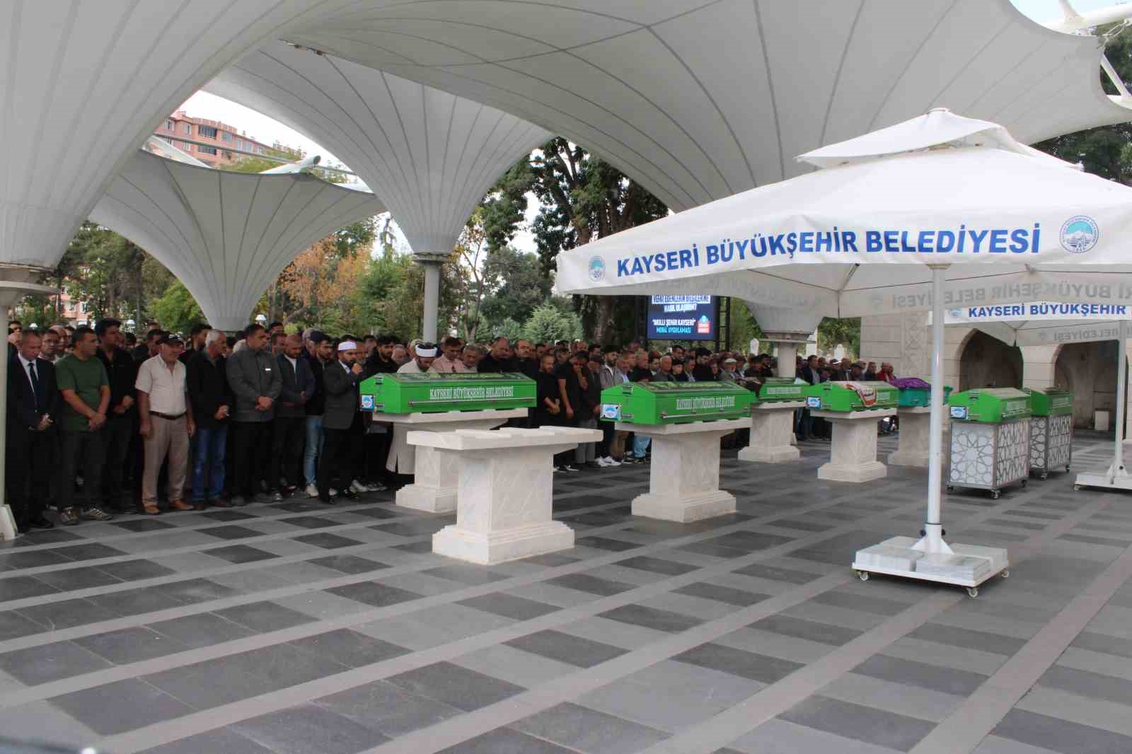 ÖĞRETMENİ SON YOLCULUĞUNA MESLEKTAŞLARI VE AİLESİ UĞURLADI.