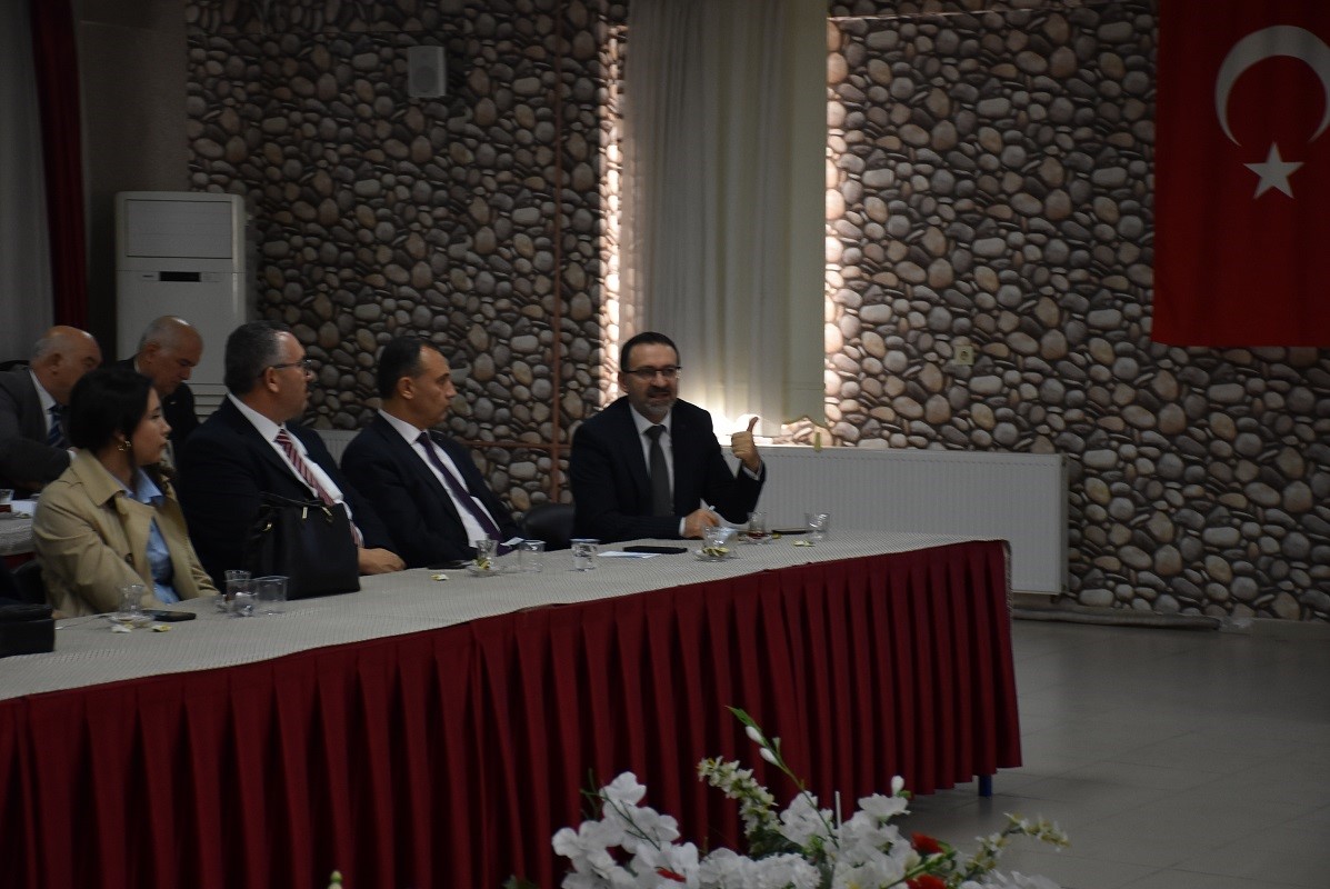 MANİSA’NIN SALİHLİ İLÇESİNDE OKUL MÜDÜRLERİ TOPLANTISI, KAYMAKAM ALİ GÜLDOĞAN’IN BAŞKANLIĞINDA OKUL MÜDÜRLERİNİN KATILIMIYLA SALİHLİ ÖĞRETMENEVİ’NDE GERÇEKLEŞTİRİLDİ.