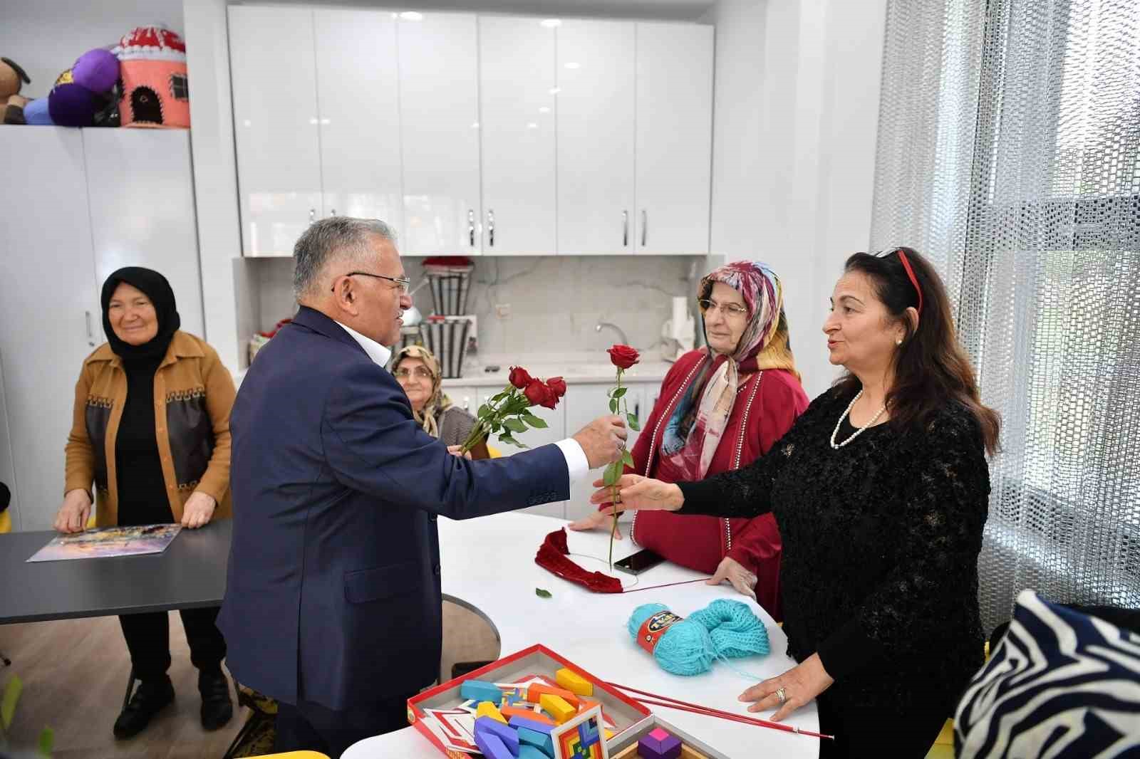 KAYSERİ BÜYÜKŞEHİR BELEDİYE BAŞKANI DR. MEMDUH BÜYÜKKILIÇ, 1 EKİM DÜNYA YAŞLILAR GÜNÜ DOLAYISIYLA YAYIMLADIĞI MESAJINDA, YAŞLI VE EMEKLİ VATANDAŞLARA YÖNELİK SOSYAL, EKONOMİK, SAĞLIK VE BAKIM DESTEKLERİNİ ANLATTI. BÜYÜKKILIÇ, EMEKLİLER KAFETERYALARI, YADES, ULU ÇINARLAR YAŞLI YAŞAM VE DAYANIŞMA MERKEZİ, HUZUREVİ VE HOBİ BAHÇELERİ, ALZHEİMER GÜNDÜZ YAŞAM MERKEZİ İLE EMEKLİ SOSYAL DESTEK PROJESİ GİBİ HİZMETLERLE BÜYÜKLERİN YAŞAM KALİTESİNİ YÜKSELTMEYE VE SOSYAL HAYATA AKTİF KATILIMLARINI DESTEKLEMEYE DEVAM ETTİKLERİNİ BELİRTTİ.