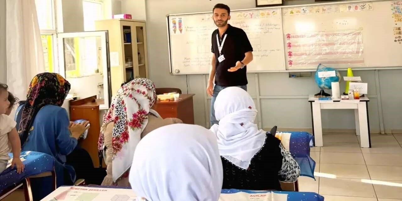 ŞIRNAK’IN GÜÇLÜKONAK İLÇESİNDE KORUYUCU SAĞLIK HİZMETLERİ KAPSAMINDA KÖYLERDE YÜRÜTÜLEN BİLGİLENDİRME ÇALIŞMALARI DEVAM EDİYOR. ORMANİÇİ KÖYÜNDE VATANDAŞLARLA BİR ARAYA GELEN SAĞLIK EKİPLERİ, AĞIZ VE DİŞ SAĞLIĞININ YALNIZCA AĞIZ SAĞLIĞIYLA SINIRLI OLMADIĞINI, GENEL VÜCUT SAĞLIĞI AÇISINDAN DA BÜYÜK ÖNEM TAŞIDIĞINI ANLATTI.