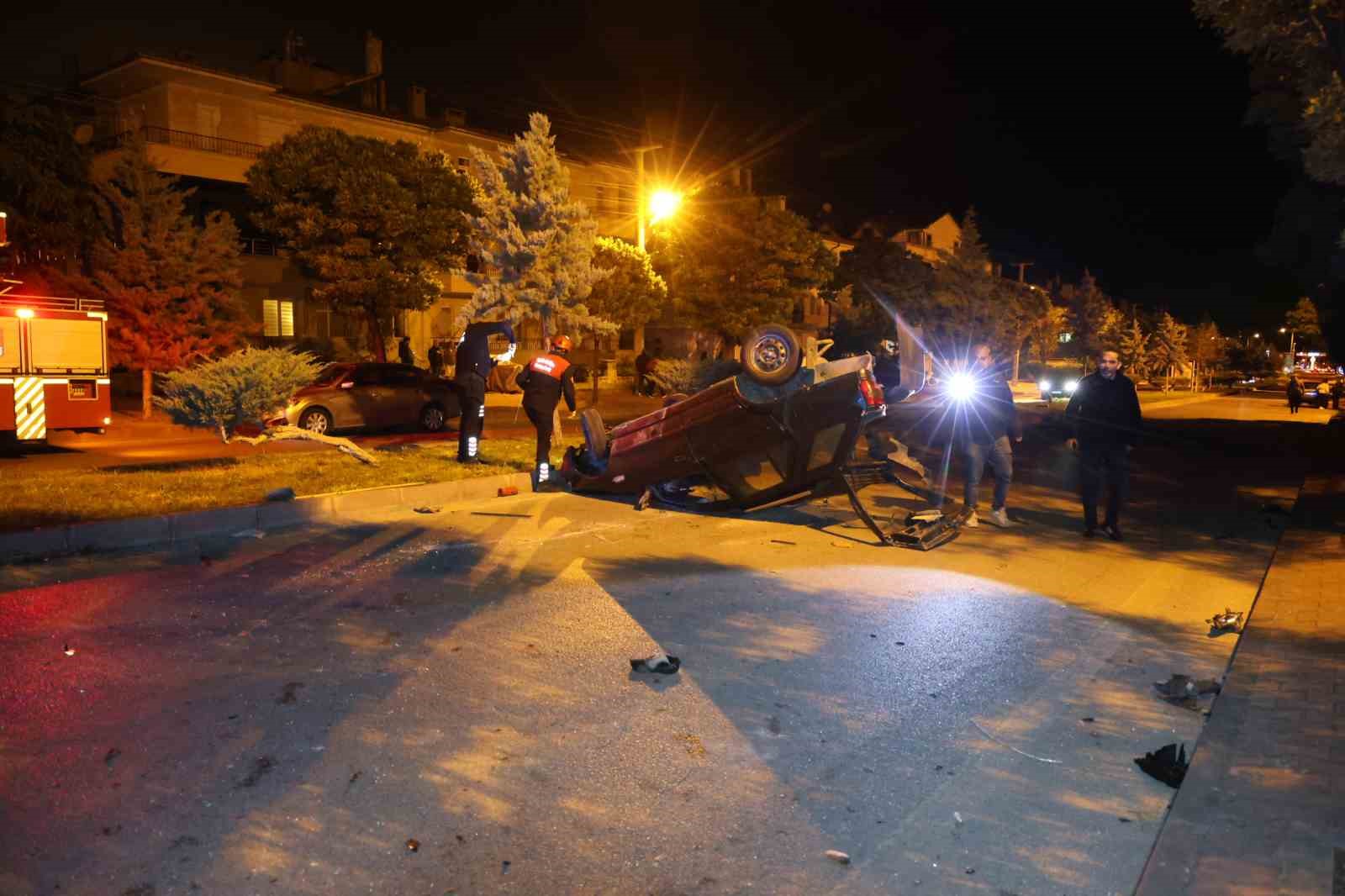 NEVŞEHİR’İN ÜRGÜP İLÇESİNDE İKİ OTOMOBİLİN YARIŞ YAPTIĞI SIRADA KAVŞAKTA DÖNÜŞ YAPMAK İSTEYEN BAŞKA BİR OTOMOBİLE ÇARPMASI SONUCU MEYDANA GELEN KAZADA 6 KİŞİ YARALANDI.   NEVŞEHİR’İN ÜRGÜP İLÇESİNDE İKİ OTOMOBİLİN YARIŞ YAPTIĞI SIRADA KAVŞAKTA DÖNÜŞ YAPMAK İSTEYEN BAŞKA BİR OTOMOBİLE ÇARPMASI SONUCU MEYDANA GELEN KAZADA 6 KİŞİ YARALANDI.
