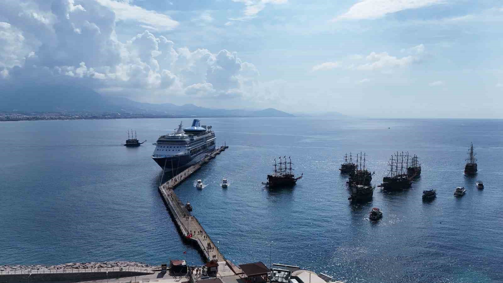 ANTALYA’NIN ALANYA İLÇESİNE MALTA BANDIRALI 264 METRE UZUNLUĞUNDAKİ MARELLA DİSCOVERY İSİMLİ KRUVAZİYER GEMİSİ GELDİ. GEMİDE BULUNAN BİN 765 TURİST İLE 735 MÜRETTEBAT İLÇEYE HAREKETLİLİK KATTI.
