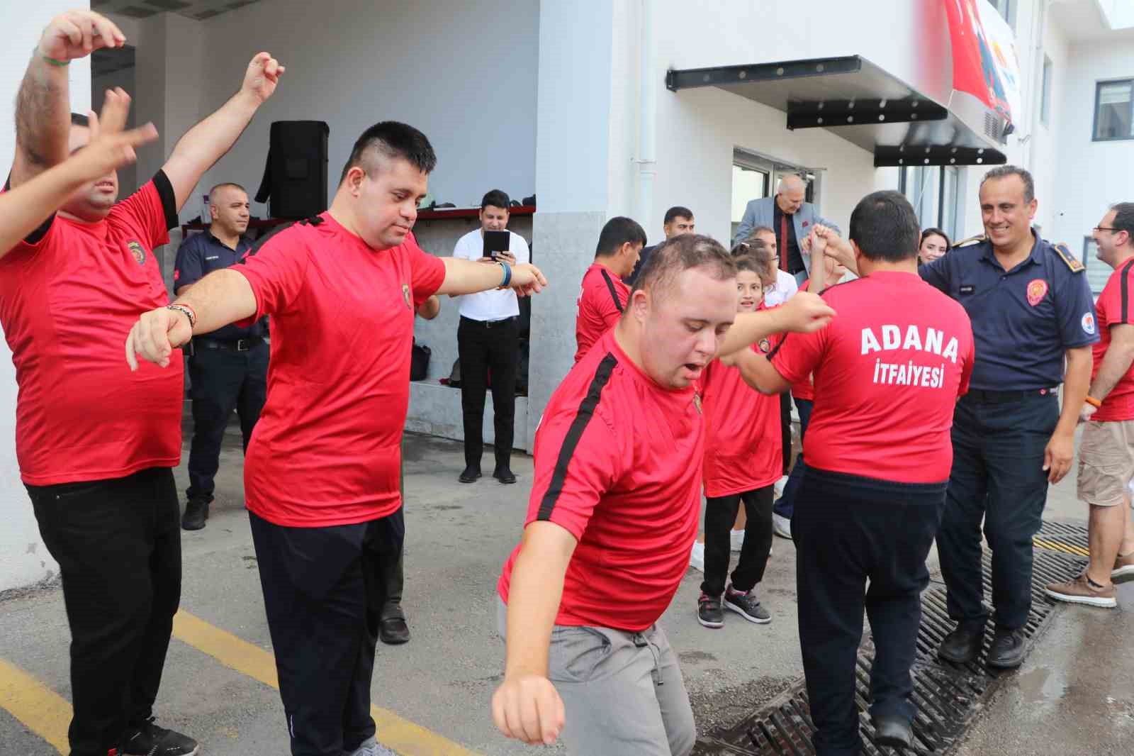 İTFAİYECİLERLE BİRLİKTE DANS EDEN ÇOCUKLAR, DAHA SONRA İTFAİYE ARAÇLARINI YAKINDAN İNCELEME FIRSATI BULDU.