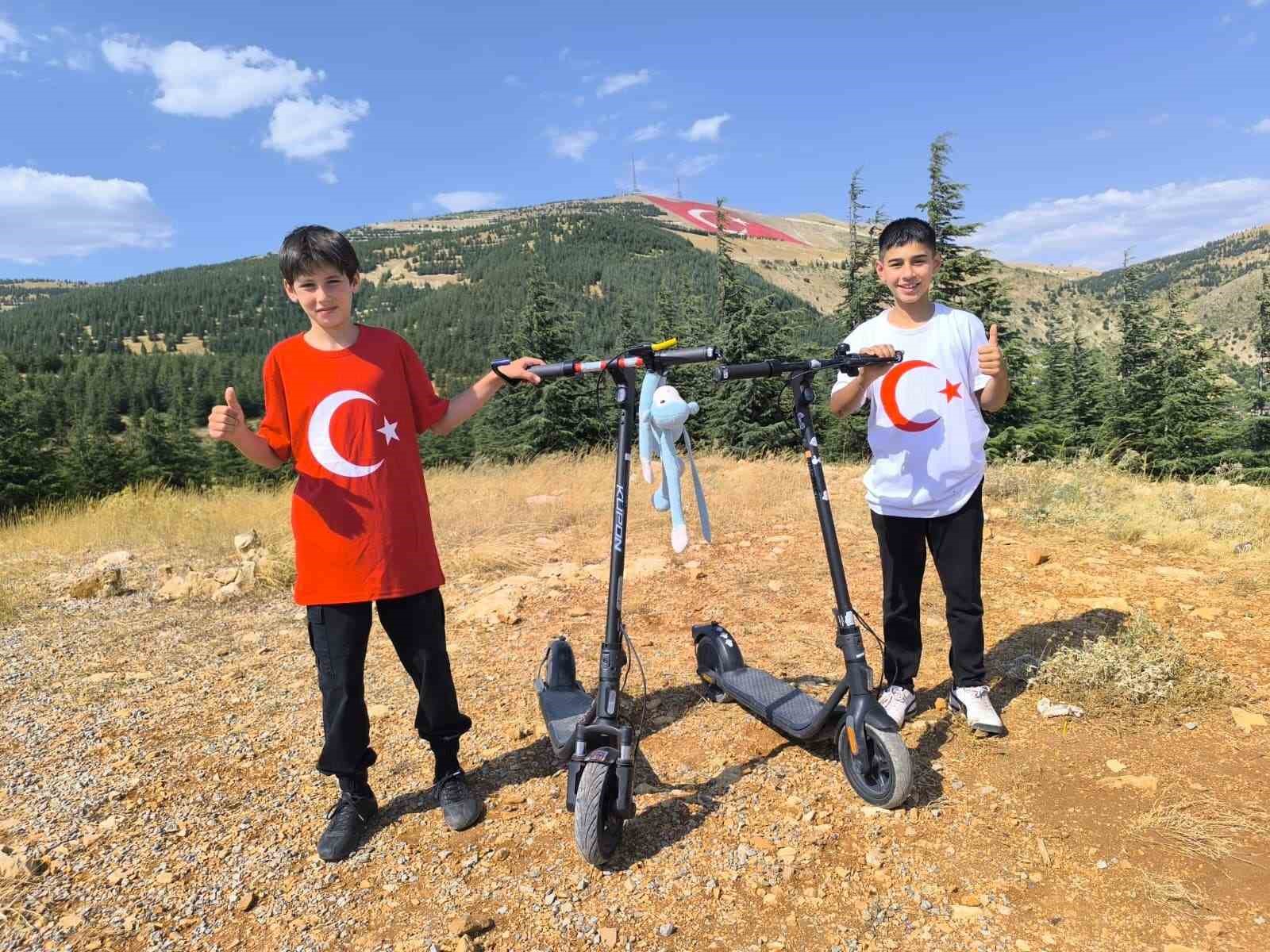 İKİ ARKADAŞIN, KİLOMETRELERCE SÜREN YOLCULUĞUN ARDINDAN DÜNYANIN EN BÜYÜK TÜRK BAYRAĞI'NIN BULUNDUĞU ALANA ULAŞMASI, BAYRAK SEVGİSİNİN YAŞ VE MESAFE TANIMADIĞINI BİR KEZ DAHA ORTAYA KOYDU.