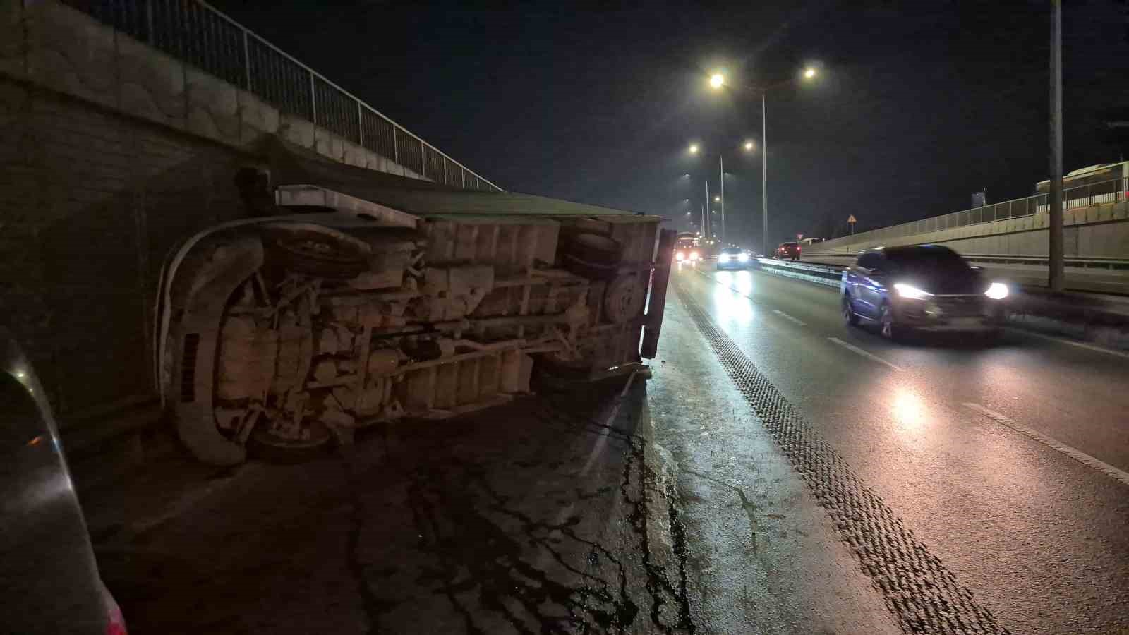 ESKİŞEHİR'DE KONTROLDEN ÇIKAN MARUL YÜKLÜ KAMYONETİN YAN YATTIĞI TRAFİK KAZASI MADDİ HASARLA ATLATILDI.