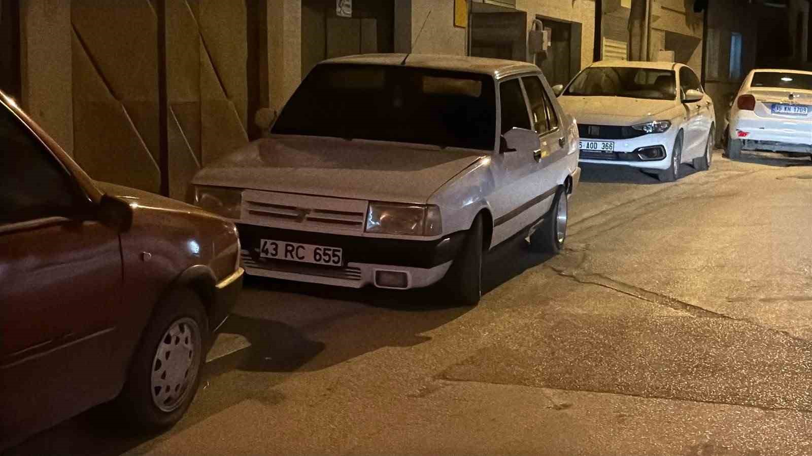 ESKİŞEHİR'DE DRİFT YAPARKEN GÖRÜLEN VE EVİNİN ÖNÜNDE POLİS TARAFINDAN DURDURULAN EHLİYETSİZ SÜRÜCÜ YAYA OLARAK KAÇARKEN ŞAHSA 690 BİN TL CEZA KESİLDİ.