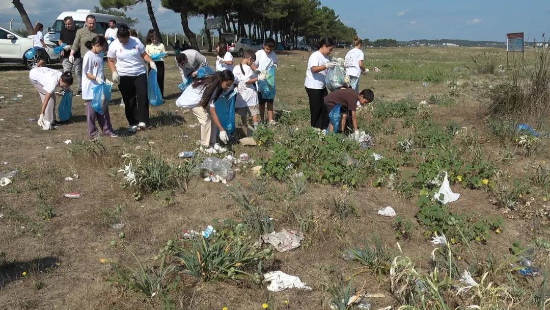 SİNOP’UN AKLİMAN SAHİLİNDE TÜGVA SİNOP YAZ OKULU ÖĞRENCİLERİ, NESLİ TEHLİKE ALTINDAKİ KUM ZAMBAKLARININ BULUNDUĞU ALANDA ÇEVRE TEMİZLİĞİ YAPTI.