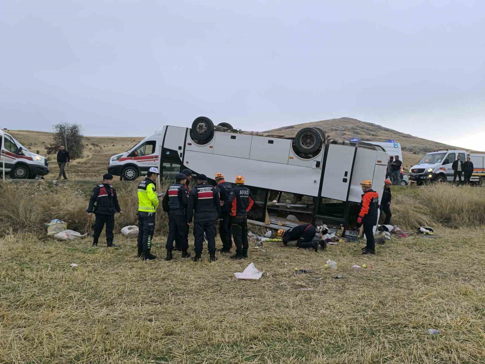 AFYONKARAHİSAR’DA MİDİBÜSÜN DEVRİLDİĞİ VE 25 KİŞİNİN YARALANDIĞI KAZADA KURTARMA ÇALIŞMALARI SÜRERKEN YETKİLİLER YARALI SAYISININ ARTMASINDAN ENDİŞE EDİYOR