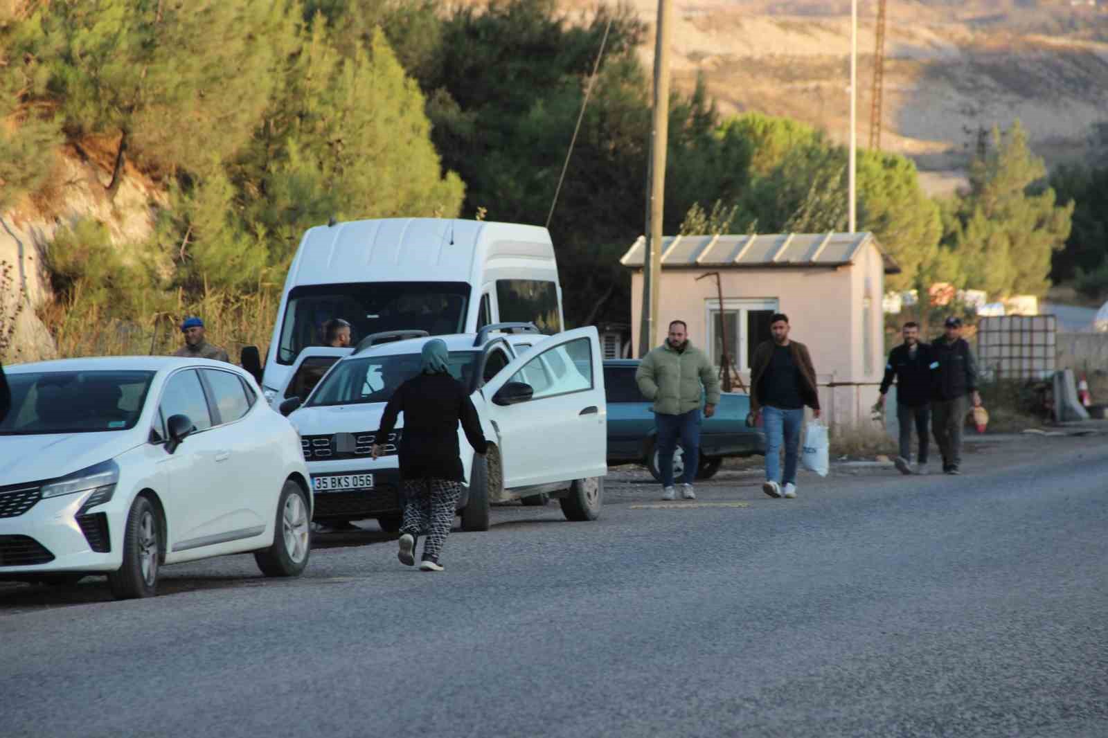 İMBAT MADEN OCAĞI YOLUNDA KURULAN BARİKATTA BEKLEYEN VATANDAŞLAR MADENDE ÇALIŞAN VE SAĞ SALİM ÇIKTIKLARINI GÖRDÜKLERİ YAKINLARINA KOŞARAK SARILDI.