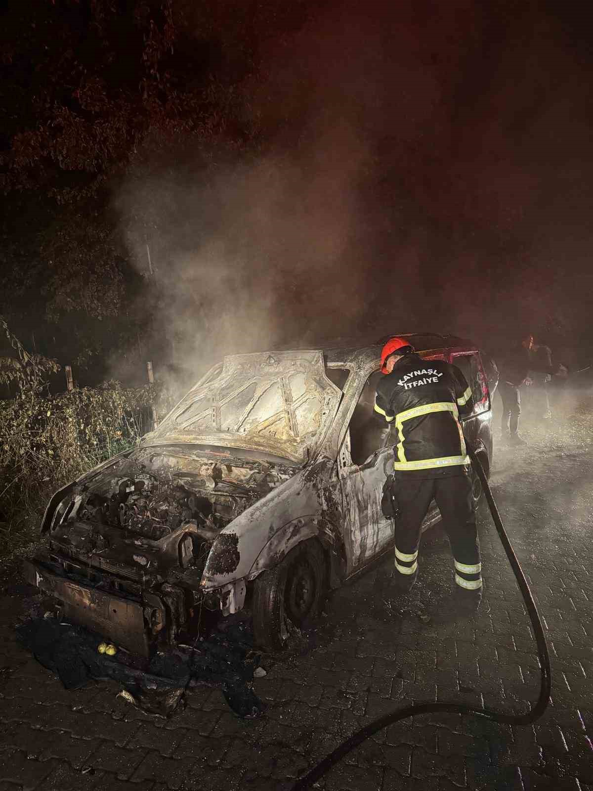 DÜZCE’DE SEYİR HALİNDEYKEN MOTOR KISMINDAN ALEV ALAN OTOMOBİL, KISA SÜREDE ALEV TOPUNA DÖNDÜ. İTFAİYE EKİPLERİNİN MÜDAHALESİYLE SÖNDÜRÜLEN ARAÇ TAMAMEN KULLANILAMAZ HALE GELDİ.