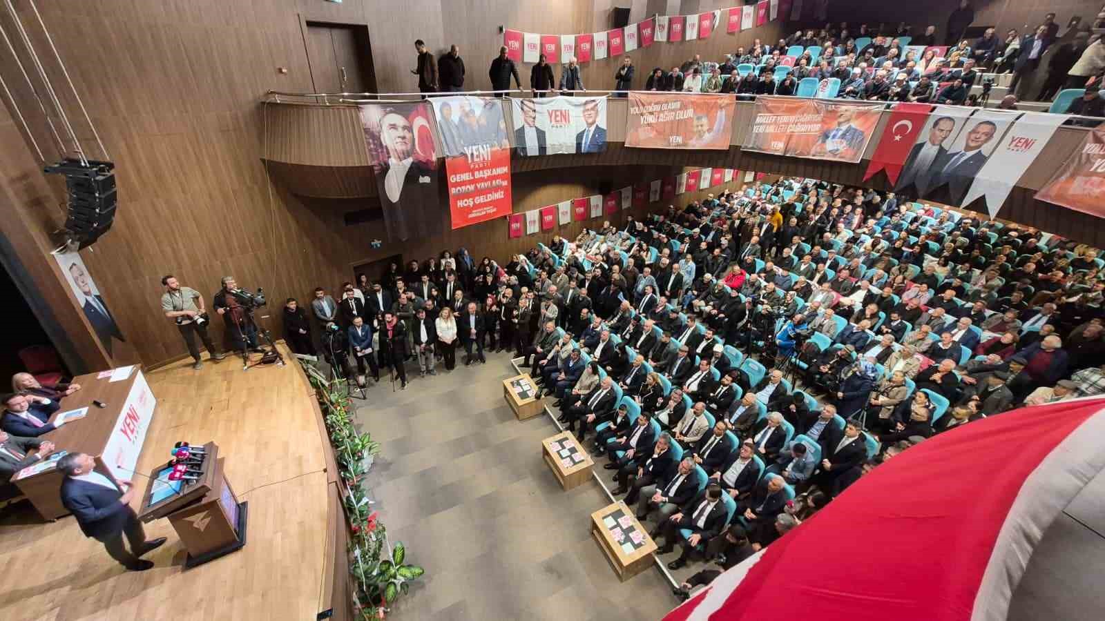 YOZGAT BÜYÜK SİNEMA KÜLTÜR MERKEZİ'NDE DÜZENLENEN İL BAŞKANLIĞI SEÇİMİ ÖNCESİNDE PARTİLİLER VE VATANDAŞLARLA BİR ARAYA GELEREK SALONU DOLDURAN KALABALIĞA HİTAP EDEN ÖZEL, GÜNCEL SİYASET VE YENİ PARTİ'YE DAİR DEĞERLENDİRMELERDE BULUNDU.
