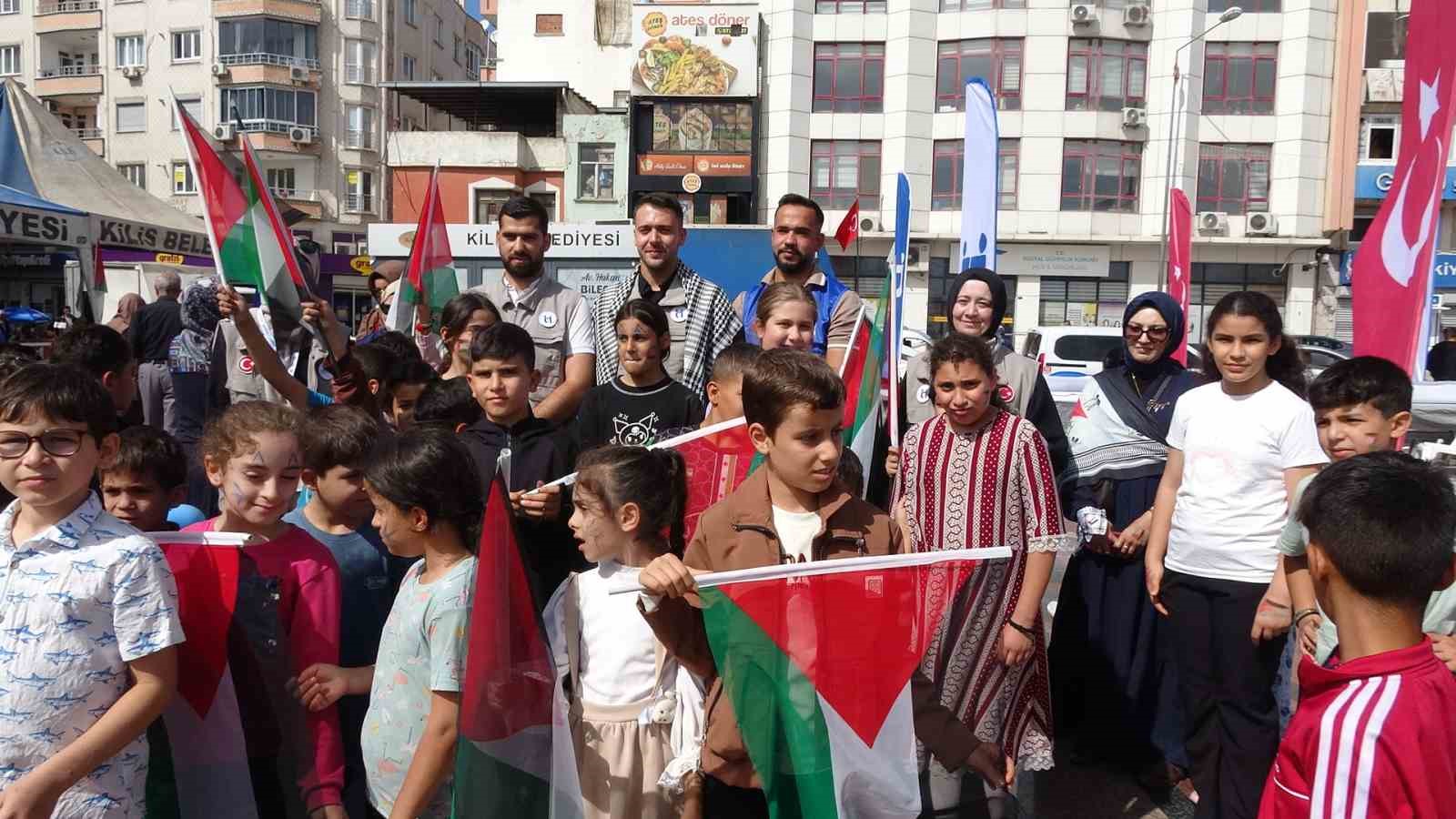KİLİS'TE ÇOCUKLAR VE VATANDAŞLAR, FİLİSTİNLİ ÇOCUKLARA YÖNELİK FARKINDALIK OLUŞTURMAK AMACIYLA METRELERCE UZUNLUĞUNDAKİ KAĞIDA RESİMLER ÇİZDİ.