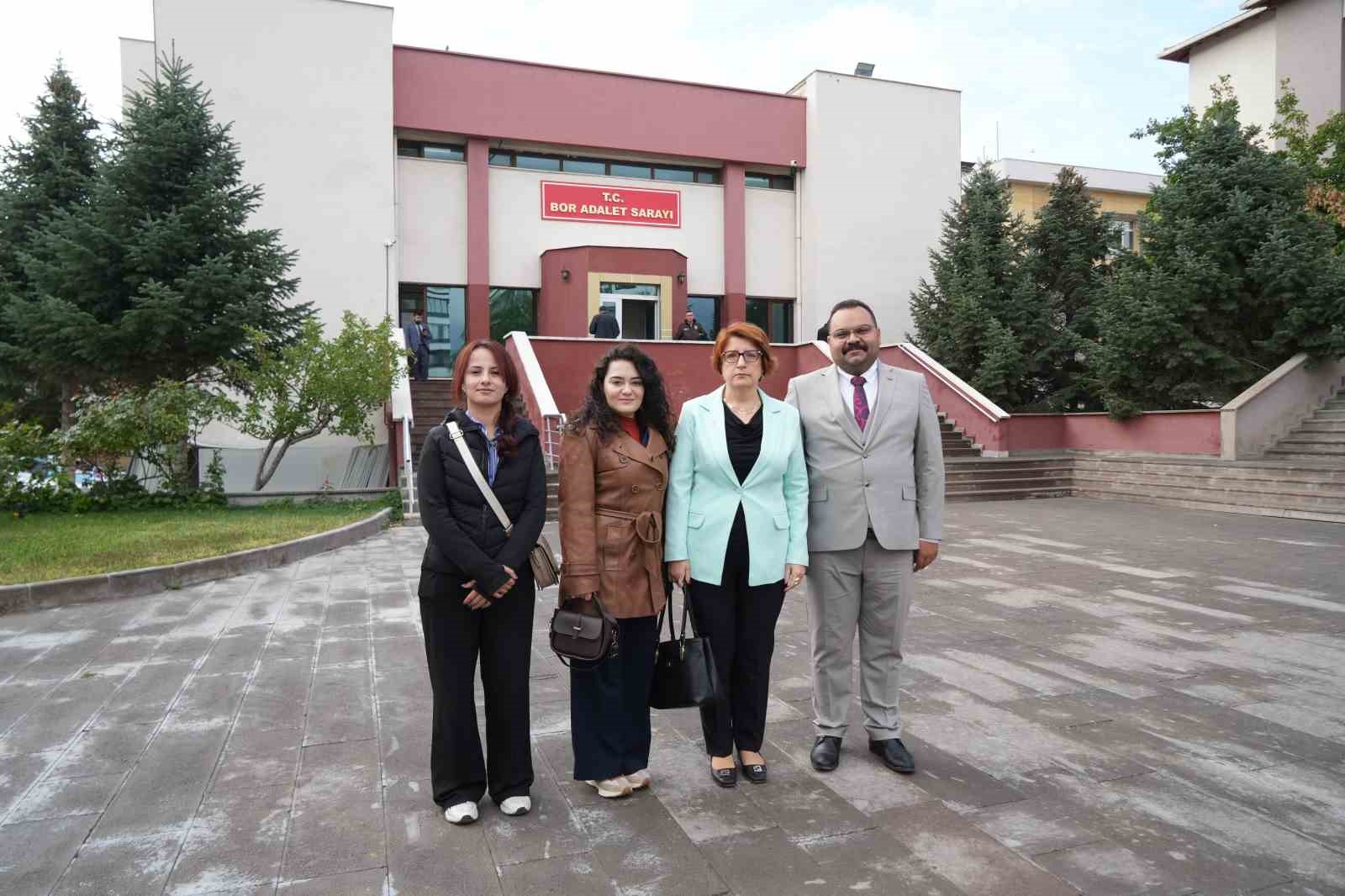 DAVAYI SÜRECİN BAŞINDAN İTİBAREN TAKİP EDEN UCİM SAADET ÖĞRETMEN ÇOCUK İSTİSMARI İLE MÜCADELE DERNEĞİ TEMSİLCİLERİ VE GÖNÜLLÜ AVUKATLARI DA KARAR DURUŞMASININ ARDINDAN AÇIKLAMALARDA BULUNDU.