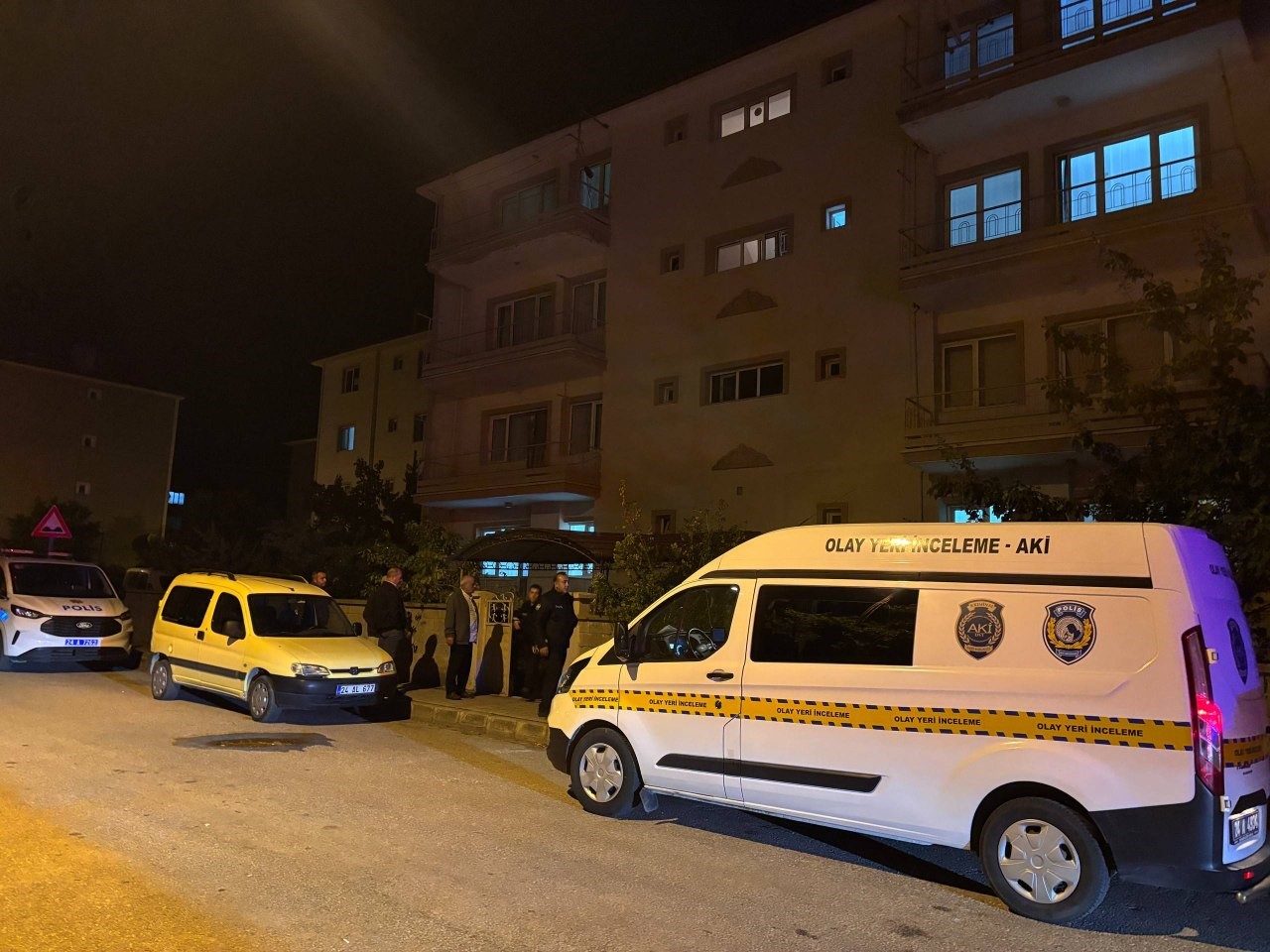 ERZİNCAN’DA APARTMANIN 4. KATINDAN DÜŞEN 77 YAŞINDAKİ KADIN, KALDIRILDIĞI HASTANEDE YAŞAMINI YİTİRDİ