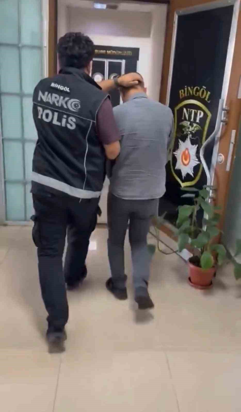BİNGÖL'DE BİR OTOMOBİLİN MOTOR BÖLÜMÜNE GİZLENMİŞ 1 KİLO 348 GRAM ESRAR ELE GEÇİRİLDİ. OLAYLA İLGİLİ 3 ŞÜPHELİ TUTUKLANDI.