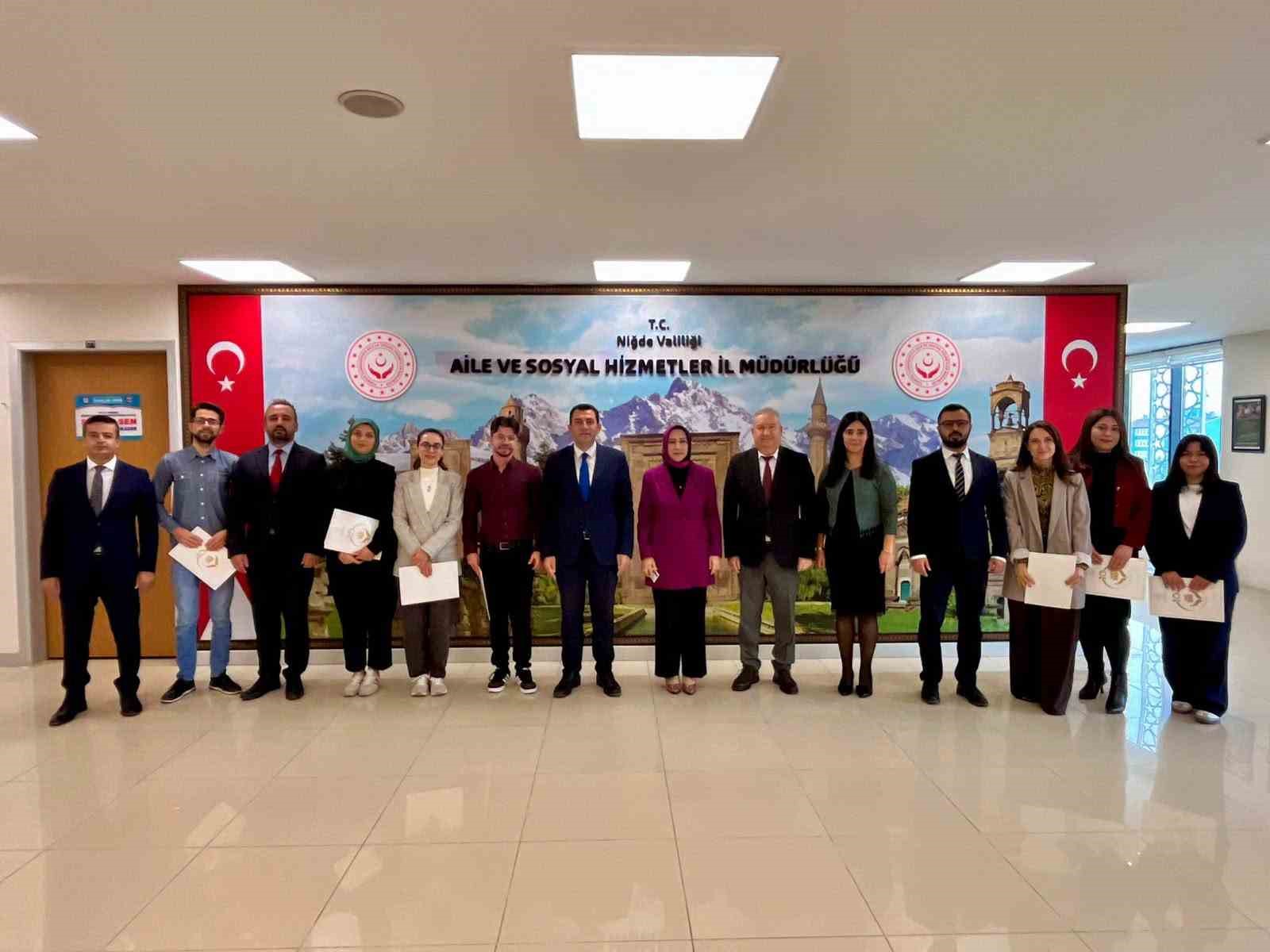 NİĞDE’DE TÜRK İŞARET DİLİ KURSUNU TAMAMLAYANLARA SERTİFİKALARI VERİLDİ