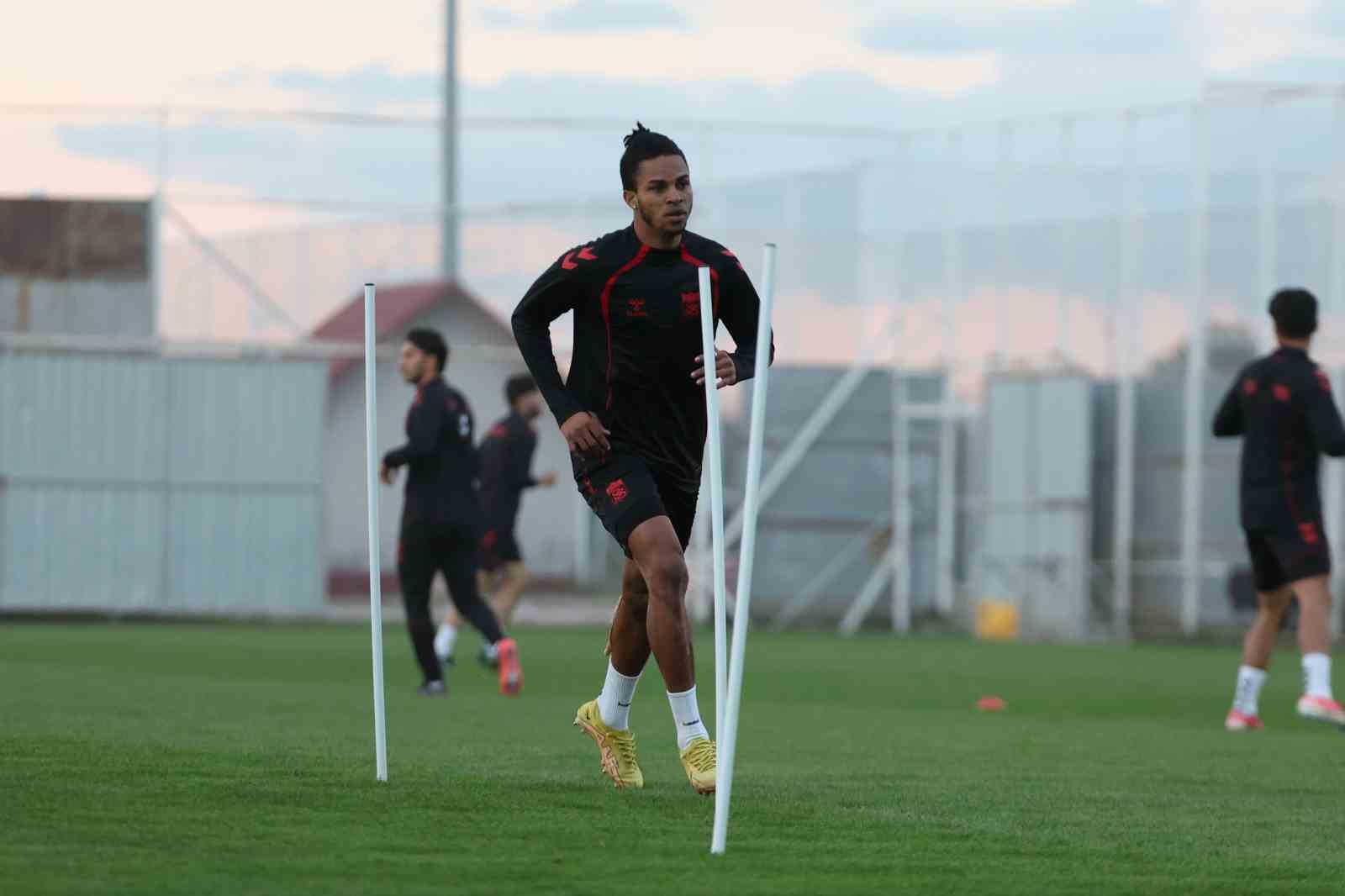 EKENLER BETON SİVASSPOR, TRENDYOL 1. LİG’İN 9. HAFTASINDA SAHASINDA KARŞILAŞACAĞI PENDİKSPOR MAÇI HAZIRLIKLARINA BAŞLADI.