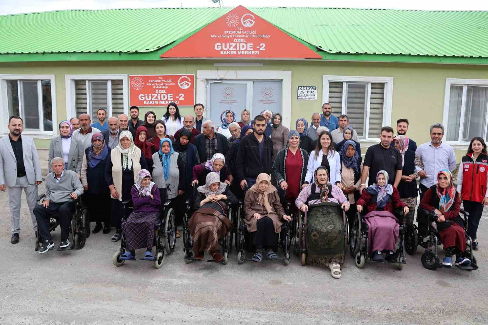 AİLE VE SOSYAL HİZMETLER BAKANLIĞI ÖNCÜLÜĞÜNDE, 1 EKİM DÜNYA YAŞLILAR GÜNÜ KAPSAMINDA 81 İLDE EŞ ZAMANLI GERÇEKLEŞTİRİLEN FARKINDALIK YÜRÜYÜŞÜNÜN ERZURUM AYAĞI, ERZURUM AİLE VE SOSYAL HİZMETLER İL MÜDÜRLÜĞÜ TARAFINDAN DÜZENLENDİ.