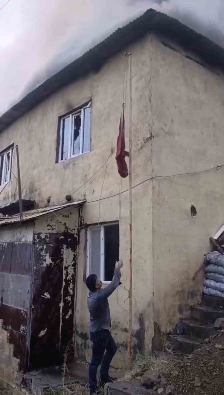 HAKKARİ’NİN YÜKSEKOVA İLÇESİNE BAĞLI DAĞLICA KÖYÜNDEKİ OKUL BİNASINDA ÇIKAN YANGIN SIRASINDA BİR VATANDAŞIN ALEVLERİN ARASINDAKİ TÜRK BAYRAĞINI SON ANDA İNDİREREK KURTARMASI TAKDİR TOPLADI.