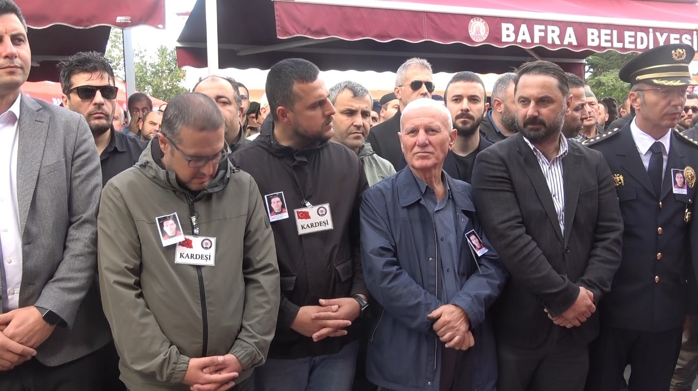 SİNOP’TA TEKNENİN ALABORA OLMASI SONUCU HAYATINI KAYBEDEN GAZİ VE VAZİFE MALULÜ POLİS MEMURU NUMAN ŞEN (41), MEMLEKETİ SİNOP’TA GÖZYAŞLARI ARASINDA SON YOLCULUĞUNA UĞURLANDI-BABASI KARDEŞLERİ