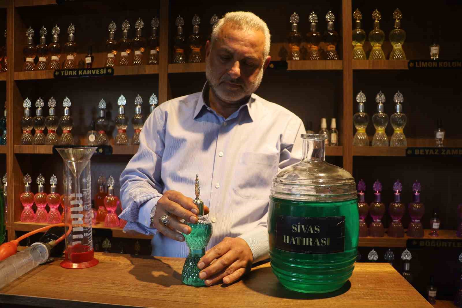 SİVAS’TA 35 YILDIR KOLONYA ÜRETİMİ YAPAN ZANAATKARLAR ÇARŞISI ESNAFI, EŞİNİN İSTEĞİ ÜZERİNE SİVAS KALESİNİN ORTAM HAVASINDAN ESİNLENEREK SİVAS HATIRASI ADINI VERDİĞİ KOLONYA ÜRETTİ.