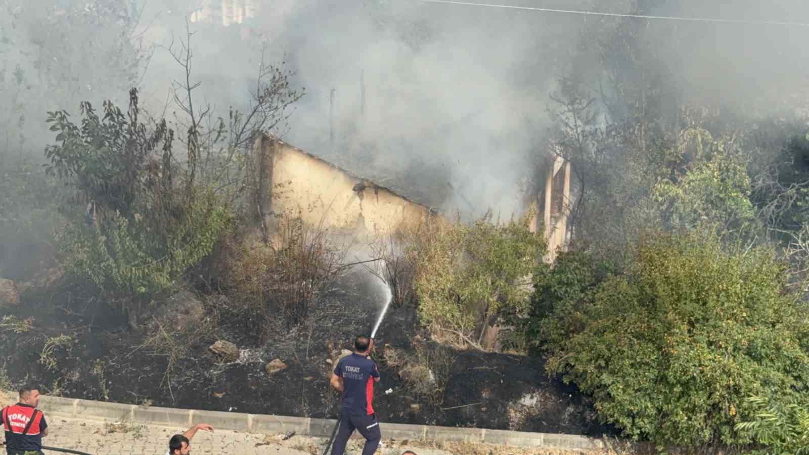 TOKAT’TA OTLUK ALANDA ÇIKAN YANGIN, RÜZGÂRIN ETKİSİYLE BÜYÜYEREK METRUK BİNAYA SIÇRADI.