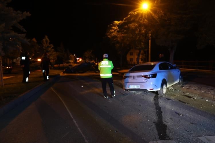 NEVŞEHİR’İN ÜRGÜP İLÇESİNDE İKİ OTOMOBİLİN YARIŞ YAPTIĞI SIRADA KAVŞAKTA DÖNÜŞ YAPMAK İSTEYEN BAŞKA BİR OTOMOBİLE ÇARPMASI SONUCU MEYDANA GELEN KAZADA 6 KİŞİ YARALANDI.