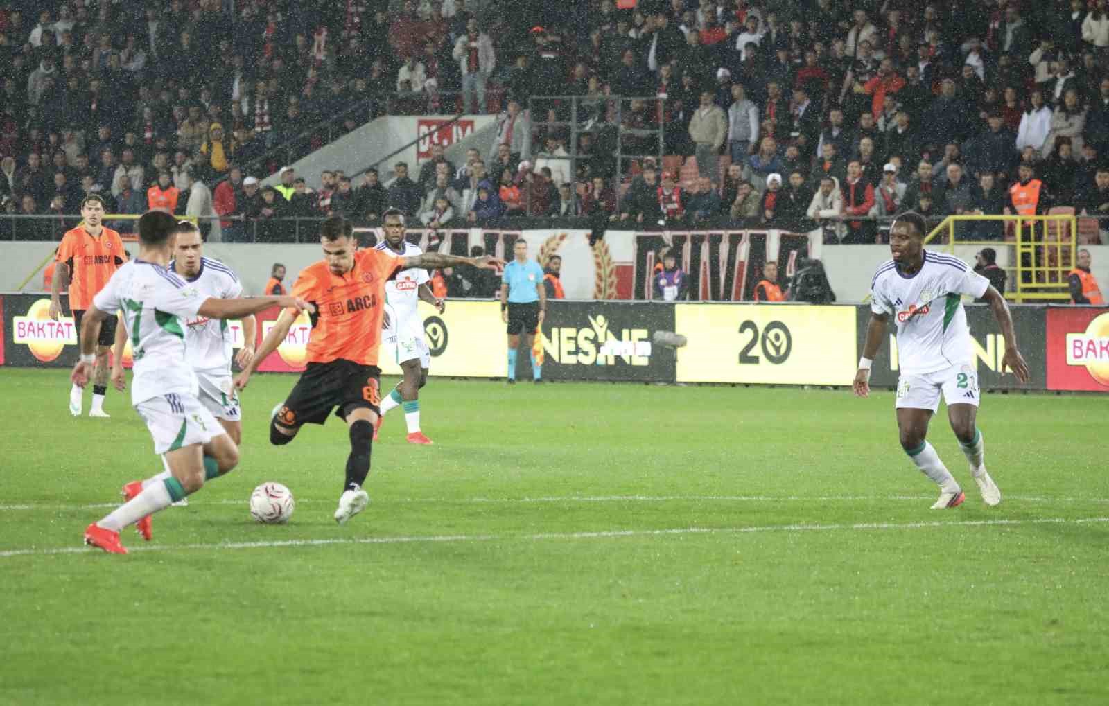 TRENDYOL SÜPER LİG'İN 8. HAFTASINDA ÇORUM FK, EVİNDE KONUK ETTİĞİ ÇAYKUR RİZESPOR'U 2-1 MAĞLUP ETTİ.