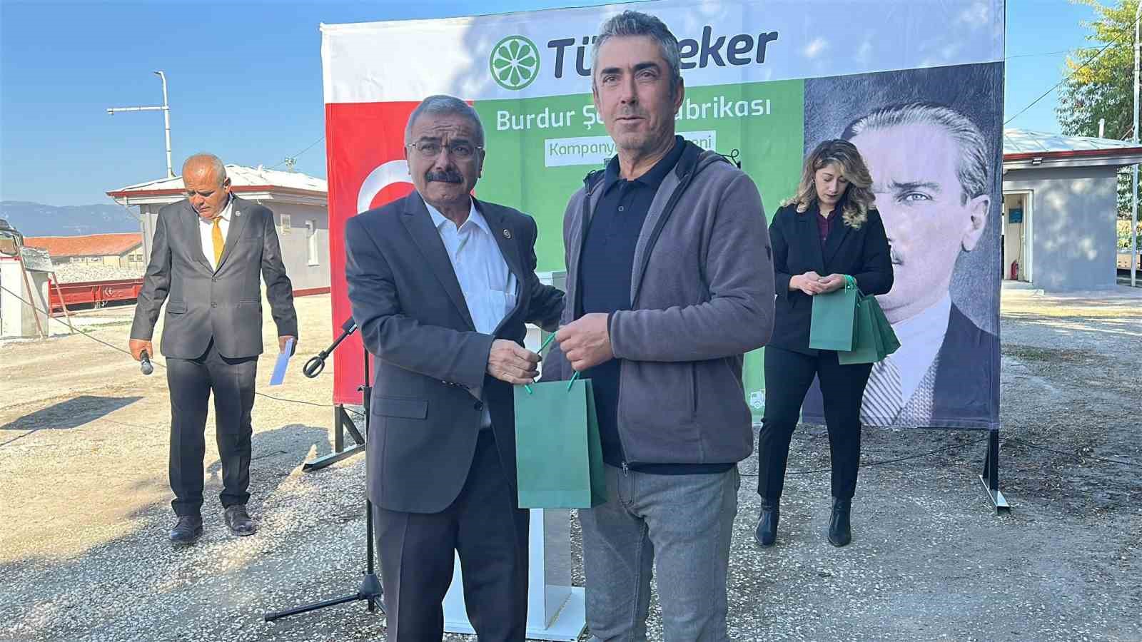 BURDUR ŞEKER FABRİKASINDA 2026-2027 DÖNEMİ PANCAR ALIM KAMPANYASI DÜZENLENEN TÖRENLE BAŞLADI. İŞLENECEK 640 BİN TON ŞEKER PANCARINDAN BU DÖNEM 87 BİN TON KRİSTAL ŞEKER, 30 BİN TON MELAS, 120 BİN TON YAŞ PANCAR POSASI, ÜRETİMİ HEDEFLENİYOR.