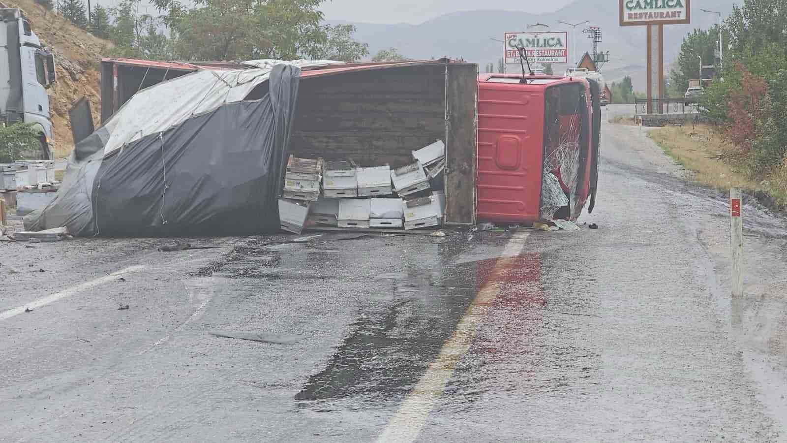 MALATYA-ADIYAMAN KARA YOLUNDA ARI YÜKLÜ KAMYONUN DEVRİLMESİ SONUCU 2 KİŞİ YARALANDI.
