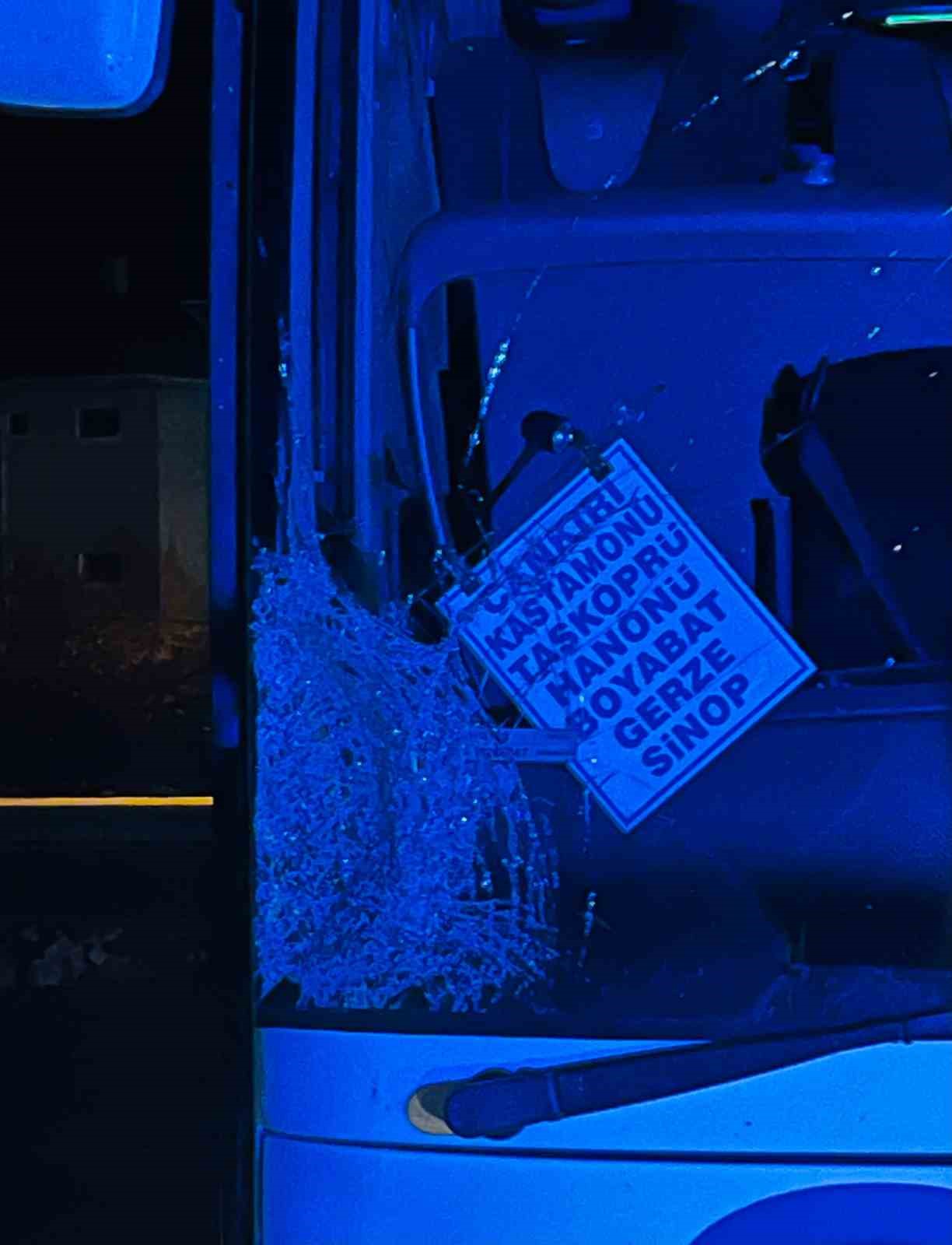 KASTAMONU’NUN TAŞKÖPRÜ İLÇESİNDE KARŞIYA GEÇMEK İSTEYEN ŞEREF GÜNAÇIK'A, YOLCU OTOBÜSÜ ÇARPTI. HASTANEYE KALDIRILAN YAYA, YAPILAN MÜDAHALELERE RAĞMEN KURTARILAMADI.