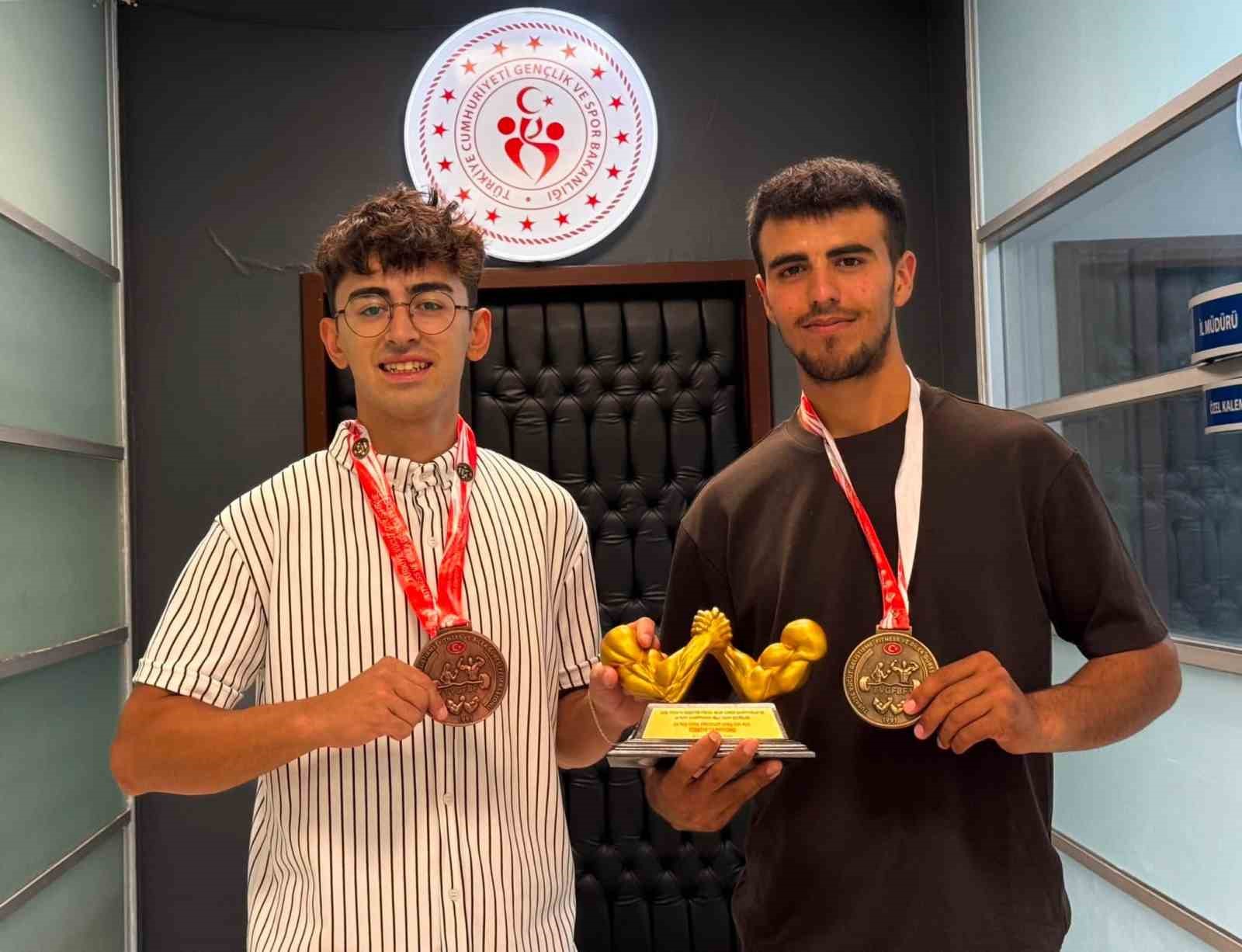 U23 GENÇLER BİLEK GÜREŞİ TÜRKİYE ŞAMPİYONASI VE MİLLİ TAKIM SEÇMELERİ’NDE MÜCADELE EDEN KAYSERİLİ SPORCULARDAN HALİL İBRAHİM NOĞAY, KATEGORİSİNDE TÜRKİYE ŞAMPİYONU OLDU.