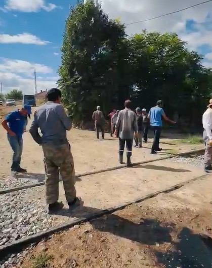 YEŞİLYURT İLÇESİNDE YÜK TRENİN ÇARPTIĞI TRAKTÖR İKİYE AYRILIRKEN, SÜRÜCÜ YARALANDI.