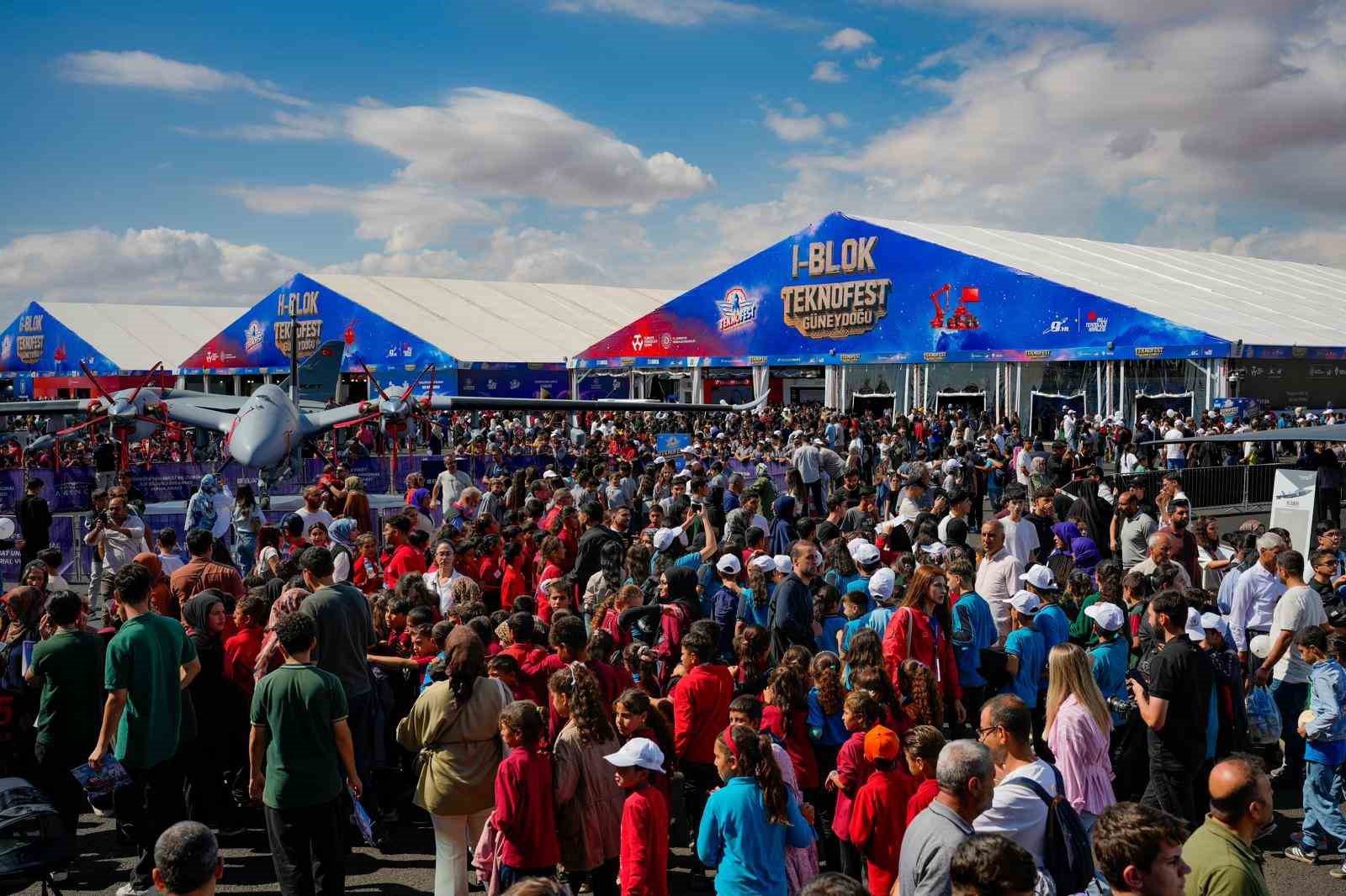 TEKNOFEST'TE SOLOTÜRK VE ATAK HELİKOPTERİNDEN ARDI ARDINA GÖKYÜZÜ ŞOVU