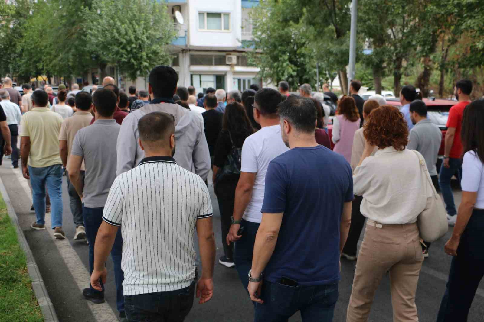 DİYARBAKIR’DA 1 EKİM DÜNYA YAŞLILAR GÜNÜ DOLAYISIYLA TOPLUMSAL DAYANIŞMA VE YAŞLILARA VERİLEN DEĞERE DİKKAT ÇEKMEK AMACIYLA YÜRÜYÜŞ DÜZENLENDİ.