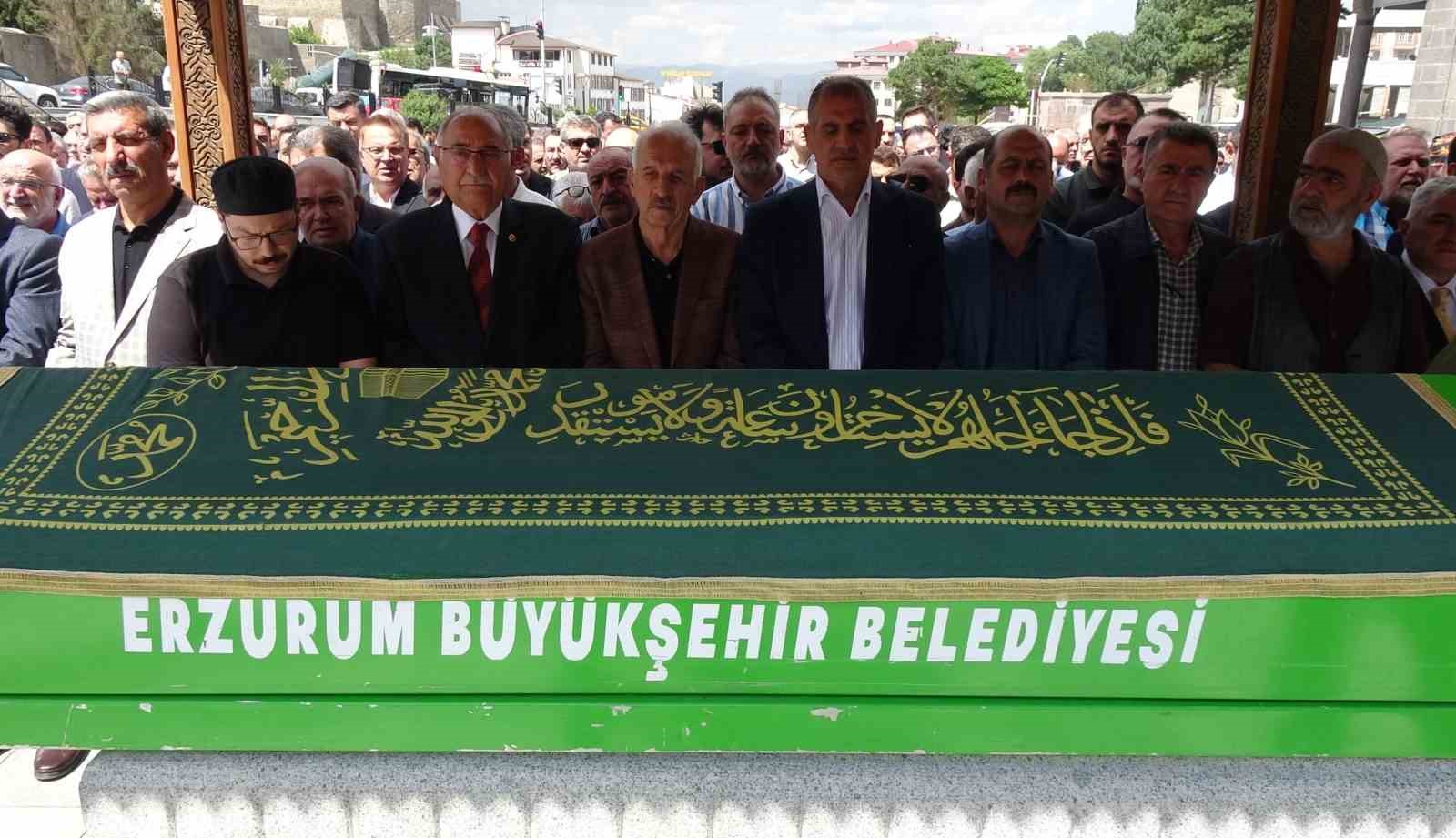 BİR SÜREDİR HASTANEDE TEDAVİSİ DEVAM EDEN VE DÜN RAHMETLİ OLAN GAZETECİ ÖZTÜRK AKKÖK DUALARLA UĞURLANDI.