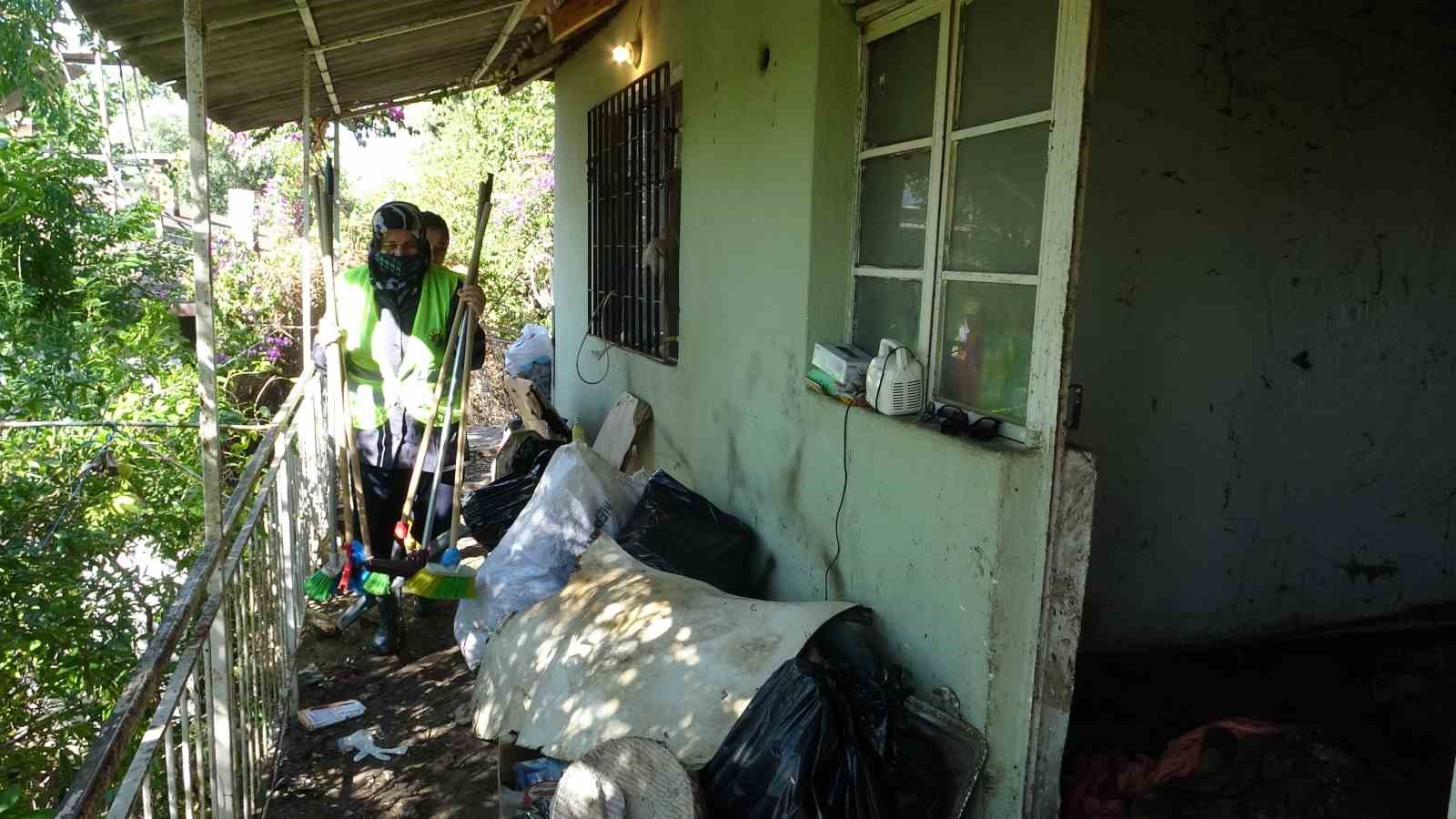 ANTALYA’NIN KEPEZ İLÇESİNDE 8 YILDIR ÖRÜMCEK AĞLARI VE ÇÖPLERLE DOLU EVDE YAŞAMINI SÜRDÜRMEYE ÇALIŞAN YAŞLI KADINA KEPEZ BELEDİYESİ EKİPLERİ YARDIM ELİ UZATTI.