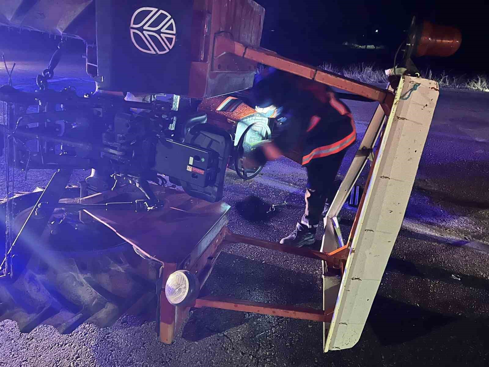 ELAZIĞ’IN KOVANCILAR İLÇESİNDE TRAKTÖR İLE OTOMOBİLİN ÇARPIŞMASI SONUCU MEYDANA GELEN TRAFİK KAZASINDA 2 KİŞİ YARALANDI.
