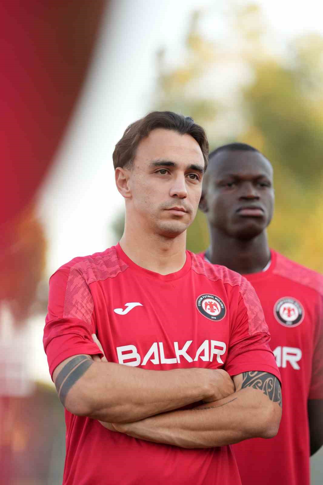 TRENDYOL SÜPER LİG EKİPLERİNDEN ÇORUM FK, MİLLÎ MAÇLAR NEDENİYLE LİGE VERİLEN ARADA GERÇEKLEŞTİRECEĞİ KAMP ÇALIŞMALARI İÇİN ANTALYA’DA TOPLANDI. KIRMIZI-SİYAHLI EKİP KAMPIN İLK İDMANINI SÜRDÜRDÜ.