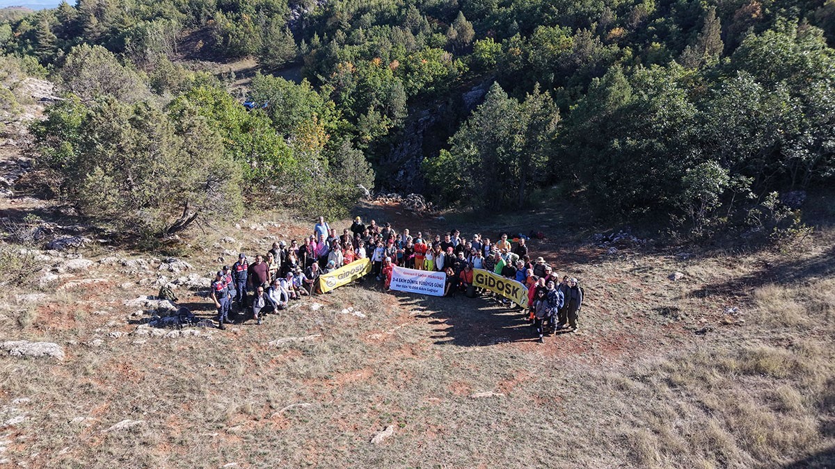 GİRESUN’UN ALUCRA İLÇESİNDE BULUNAN VE İÇERİSİNDE YER ALTI GÖLETİ BARINDIRAN "TEPESİ DELİK OBRUĞU", DOĞASEVERLERİN GERÇEKLEŞTİRDİĞİ YÜRÜYÜŞTE DRONE İLE GÖRÜNTÜLENDİ