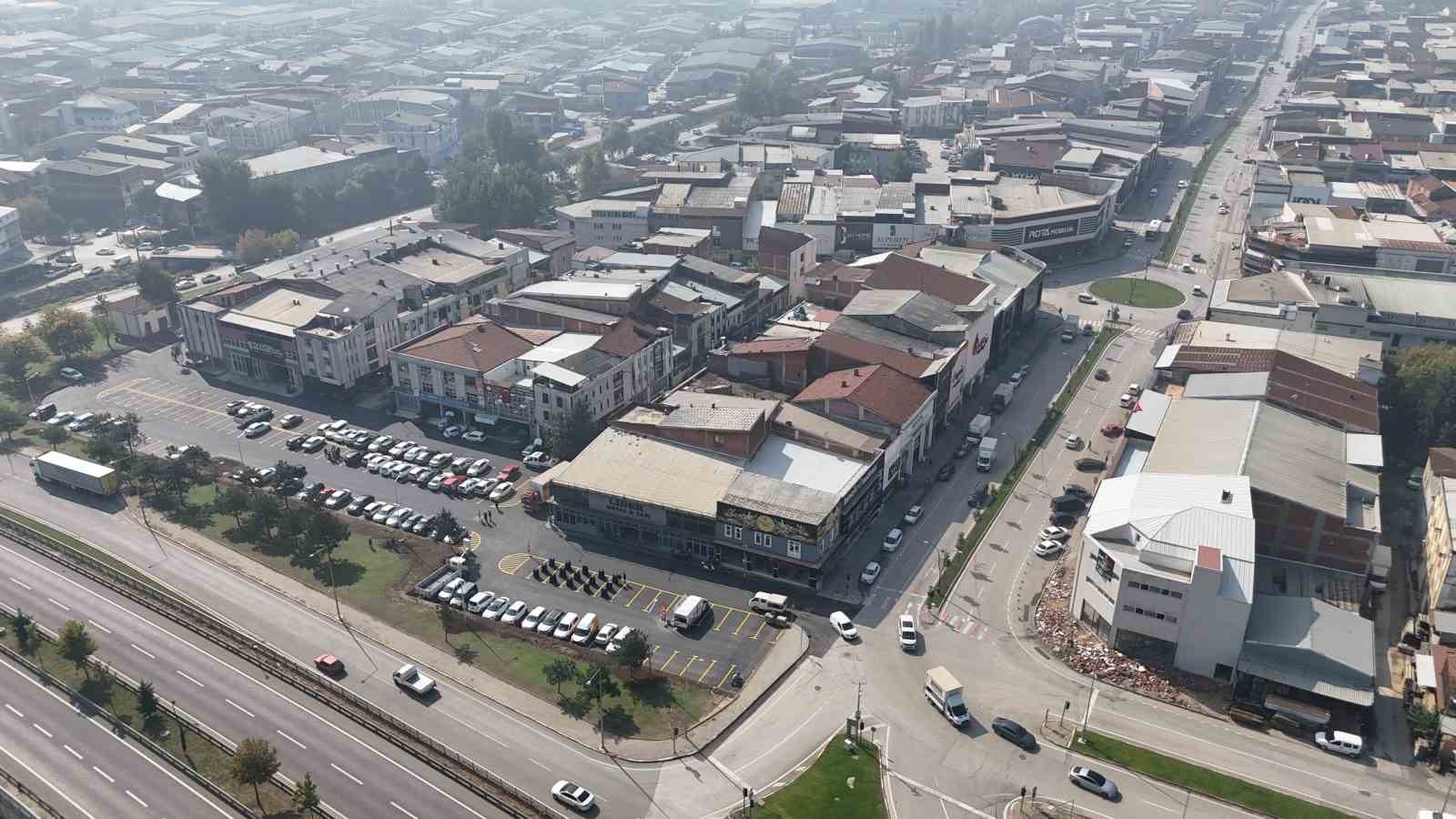 İNEGÖL BELEDİYESİ, 165 ARAÇLIK OTOPARKIN YAPIMI TAMAMLANDI. HEM BÖLGE ESNAFININ HEM DE MOBİLYA ALMAK İÇİN GELEN MİSAFİRLERİN SORUNSUZ ŞEKİLDE ARAÇLARINI PARK EDEBİLMESİNE İMKAN TANIYAN OTOPARKTA ESNAFLARLA BİR ARAYA GELEN BELEDİYE BAŞKANI ALPER TABAN, 5 BİN METREKARELİK ALANDA OLUŞTURULAN OTOPARKIN HAYIRLI OLMASINI DİLEDİ.