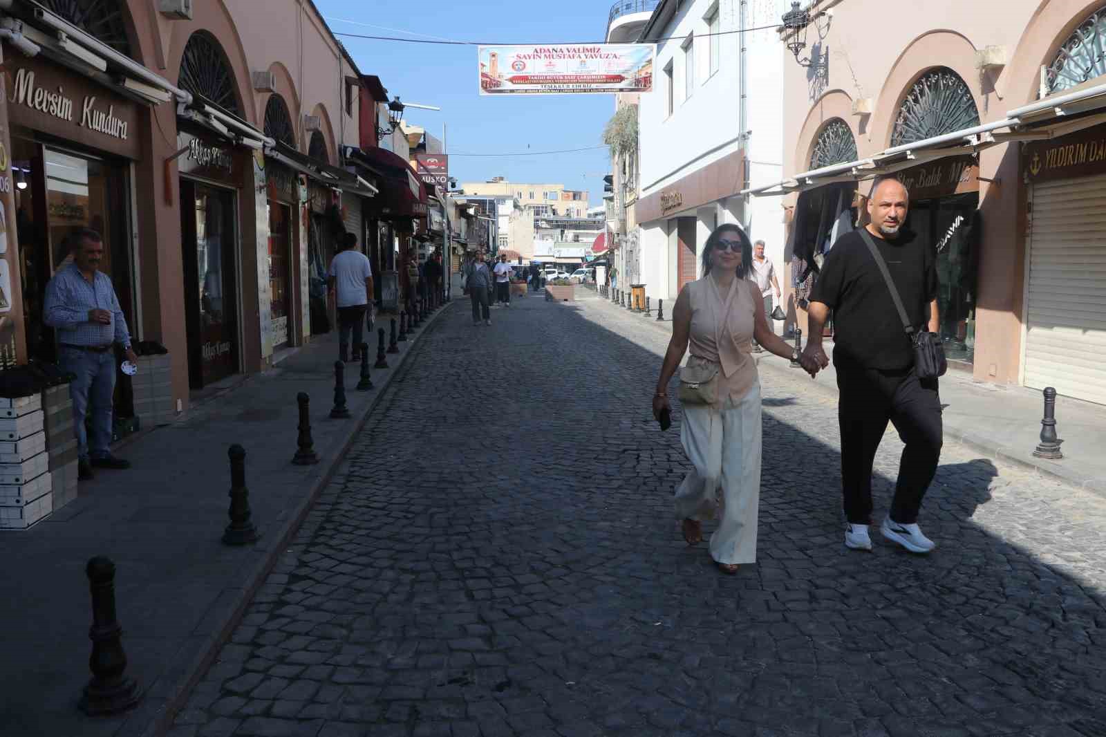 ADANA’DA TARİHİ BÜYÜKSAAT KULESİ’NİN BULUNDUĞU ALİ MÜNİF YEĞENAĞA CADDESİ ARAÇ TRAFİĞİNE KAPATILDI.