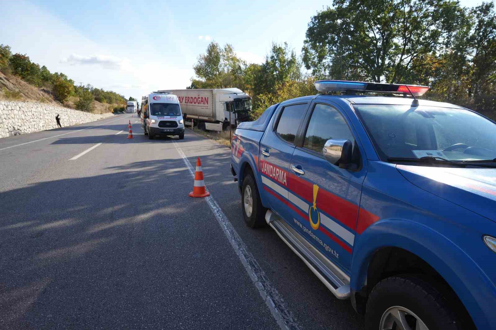 KAZA NEDENİYLE BÖLGEDE TRAFİK KONTROLLÜ OLARAK SAĞLANIRKEN, TIR KUYRUĞUNDA BEKLEYEN ARAÇLAR İLE GÜZERGAHI KULLANAN DİĞER ARAÇLARIN GEÇİŞİ KONTROLLÜ ŞEKİLDE SÜRDÜRÜLDÜ.